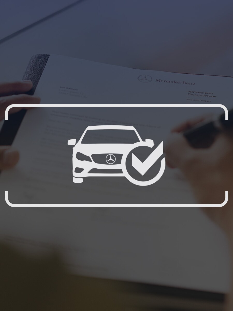 Hvidt ikon af Mercedes-Benz bil med afchecket flueben