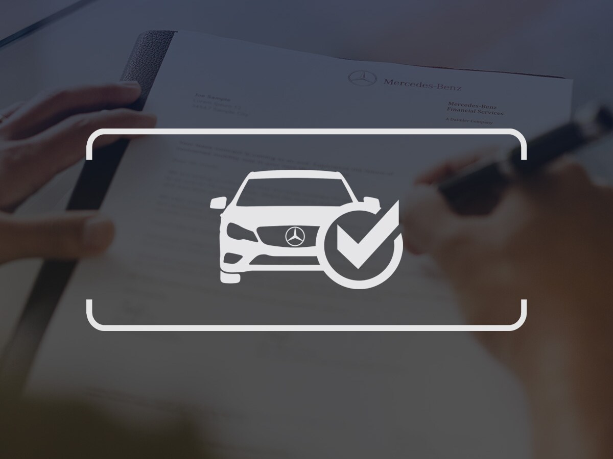 Hvidt ikon af Mercedes-Benz bil med afchecket flueben