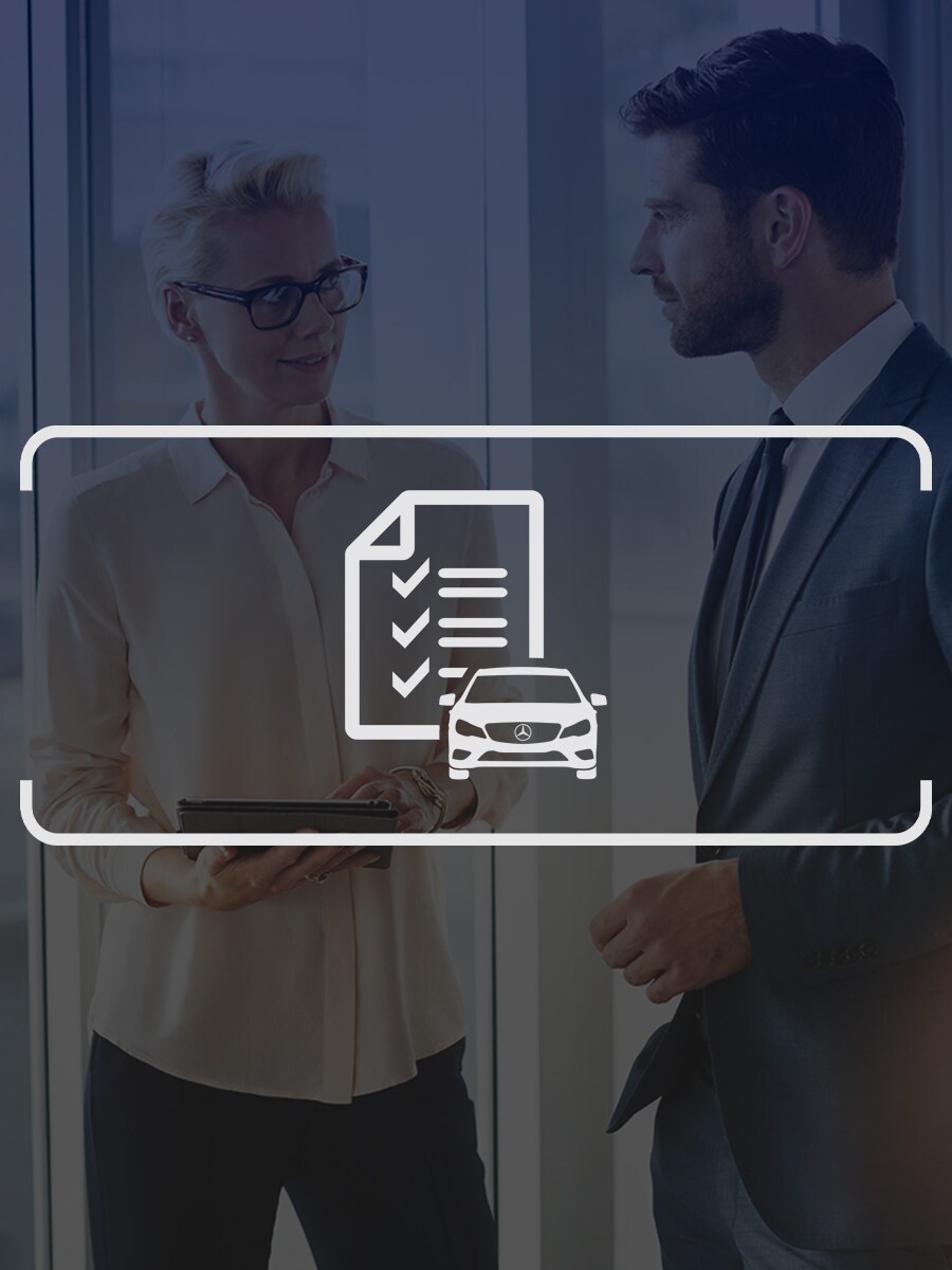 Hvidt ikon af tjekliste og Mercedes-Benz bil