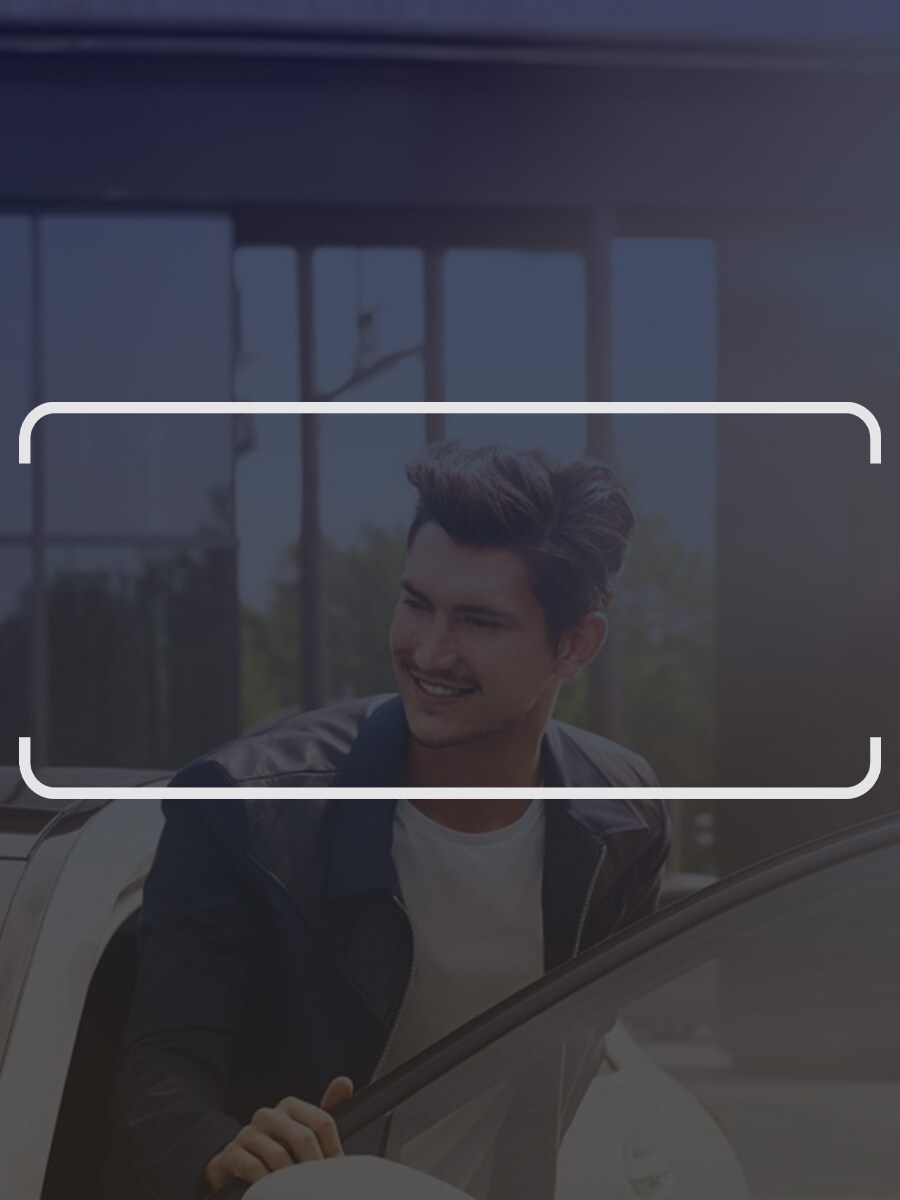 Mand stiger ind i Mercedes-Benz bil