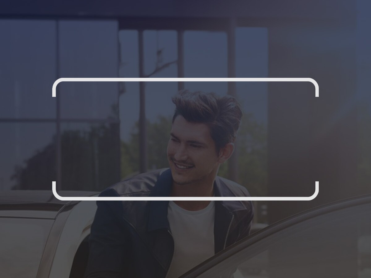 Mand stiger ind i Mercedes-Benz bil