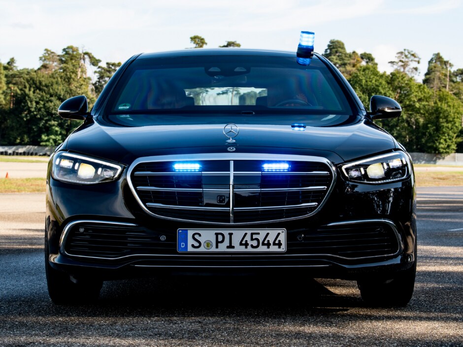 Panseret Mercedes-Benz S 680 GUARD 4MATIC set forfra
