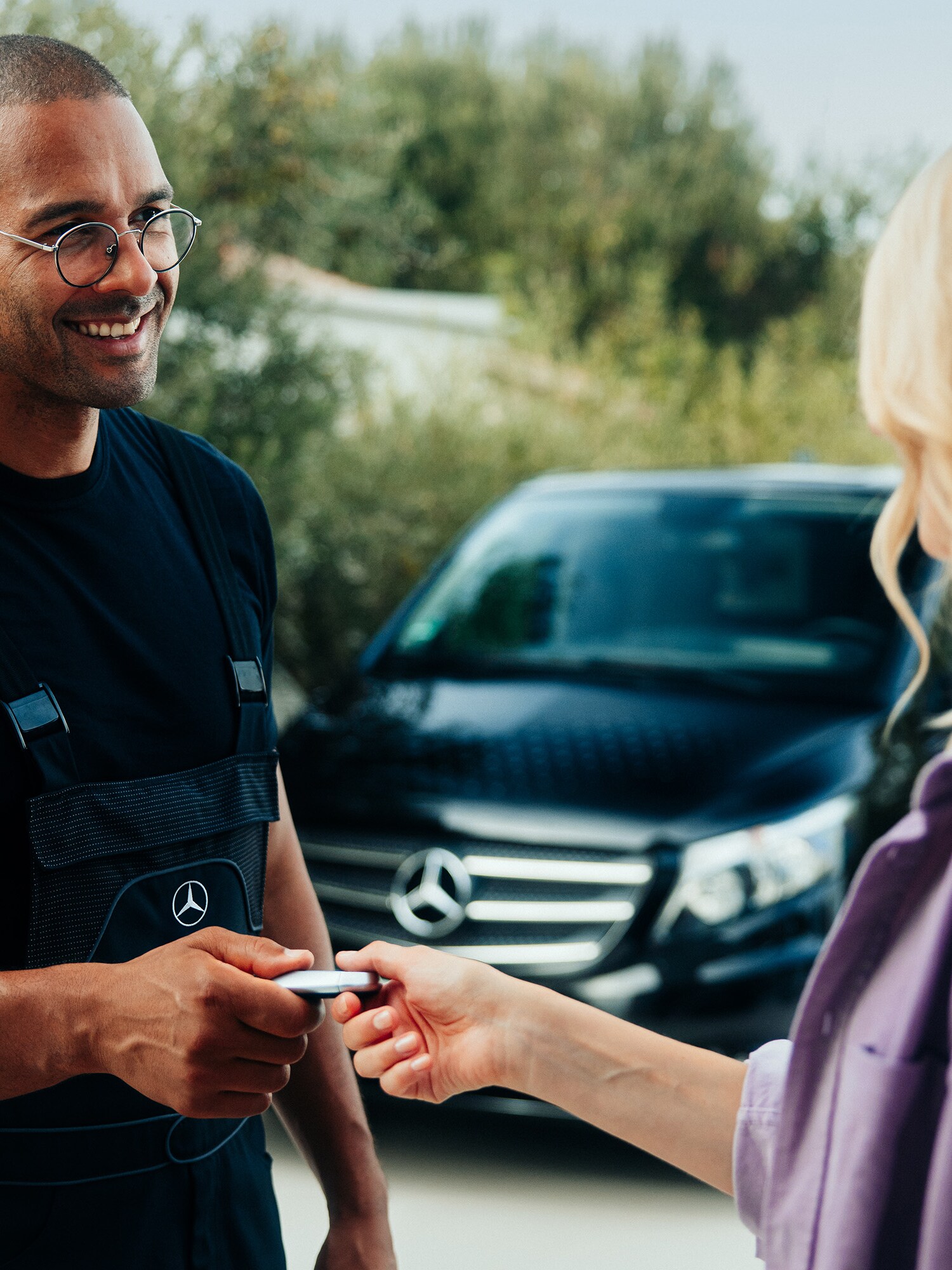 Mercedes-Benz tekniker afleverer bil til kunde efter serviceeftersyn