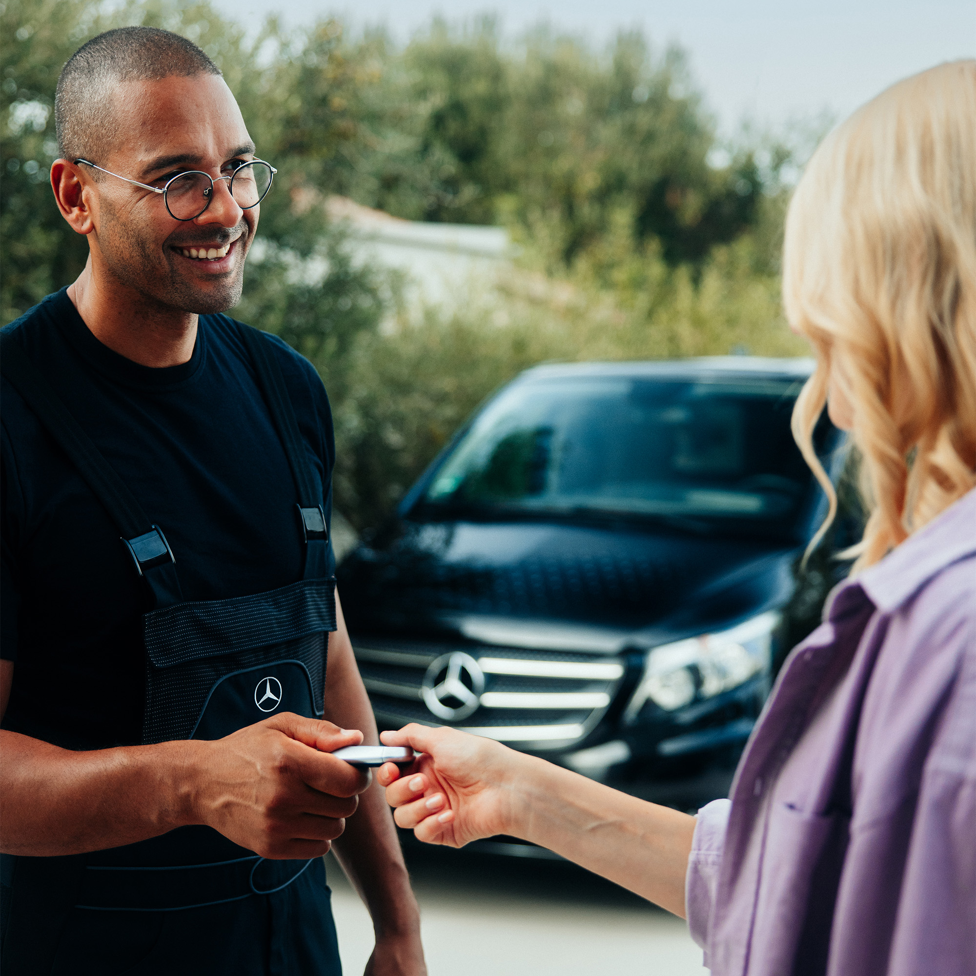 Mobile Service | Reparation | Mercedes-Benz Mercedes-Benz tekniker afleverer bil til kunde efter serviceeftersyn