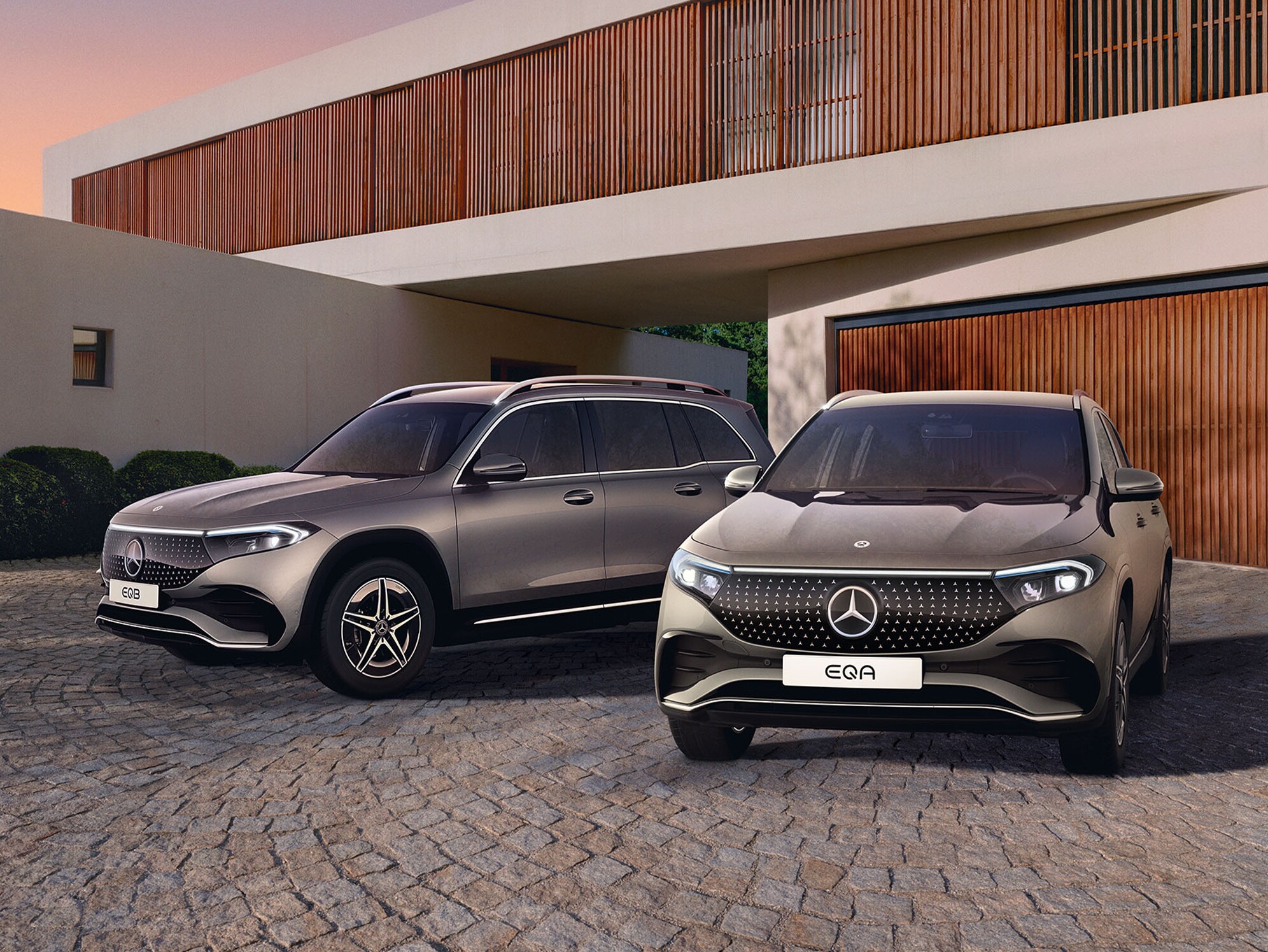 EQA & EQB fra Mercedes-Benz holder parkeret i en indkørsel.