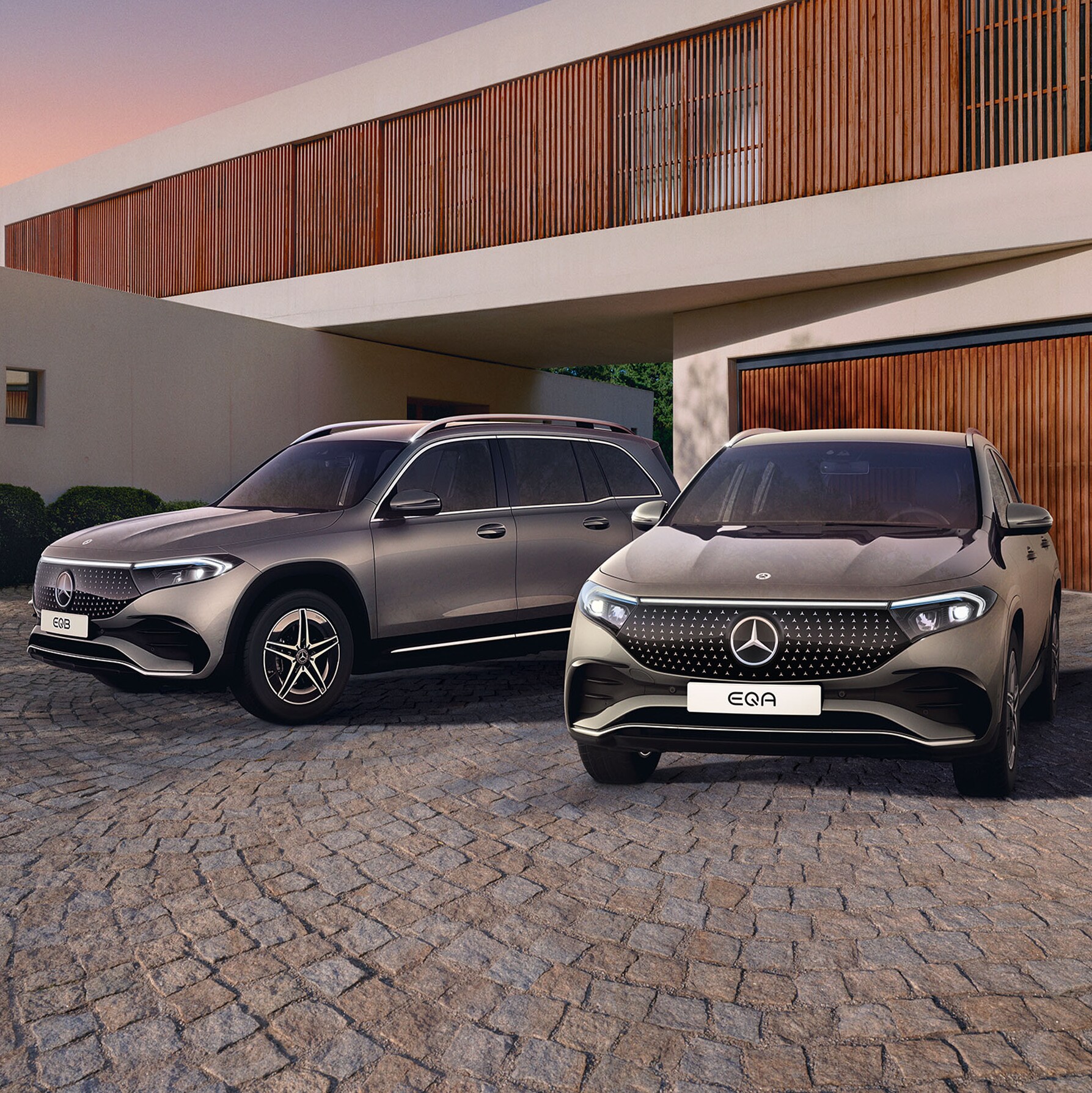 En EQA og EQB fra Mercedes-Benz holder parkeret i en indkørsel.