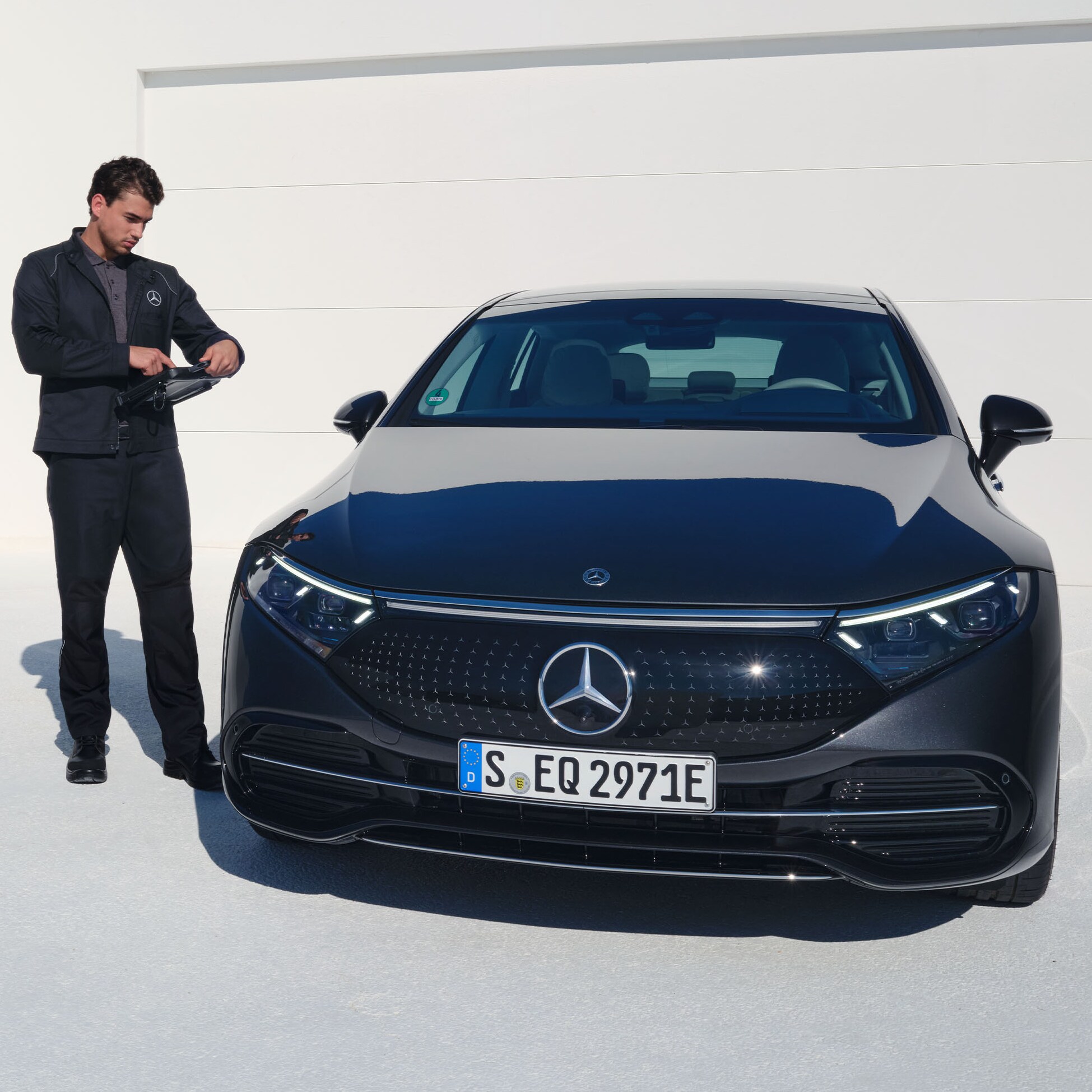 Mercedes-Benz servicemedarbejder i færd med servicecheck af 