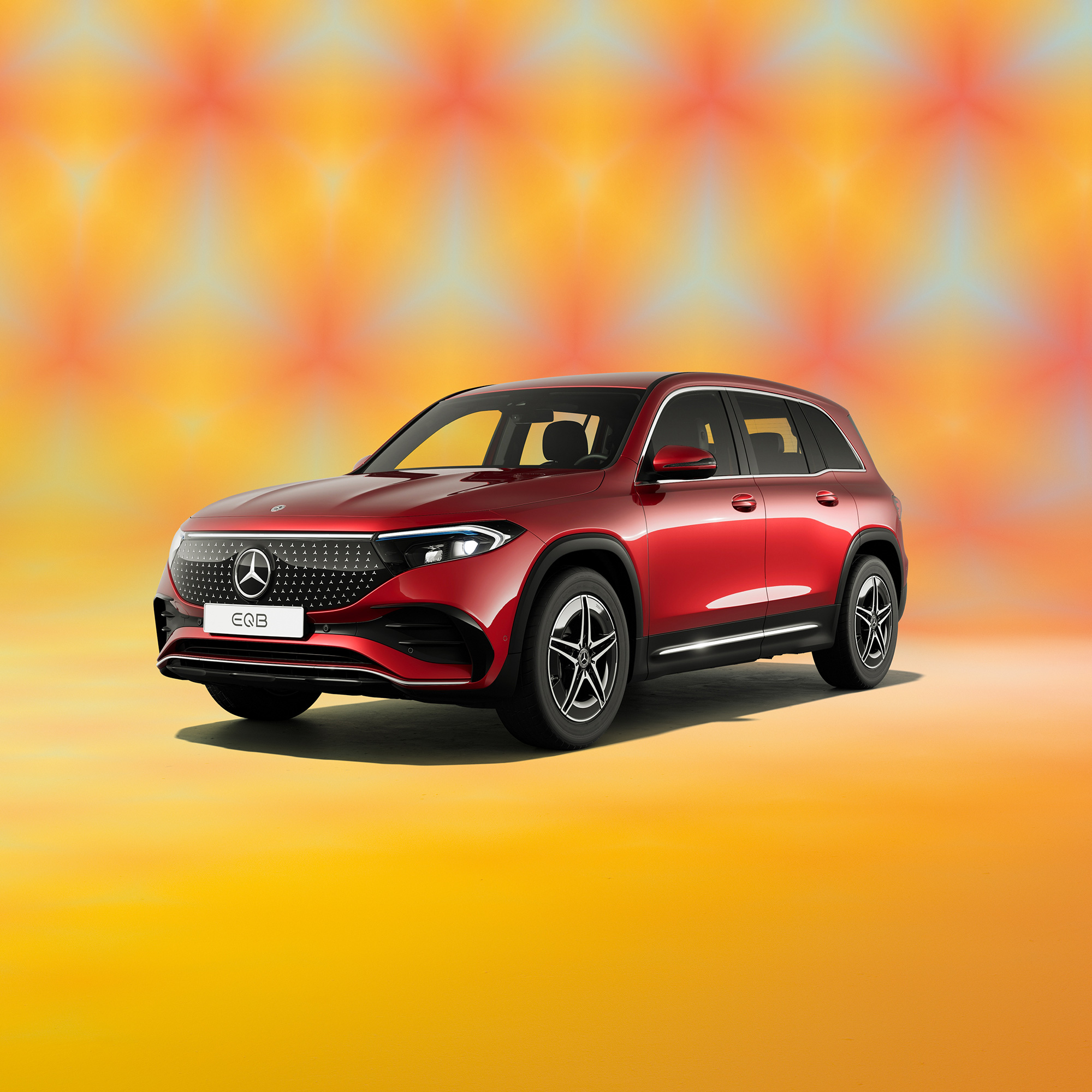 EQB 250+ AMG Edition | PrivatLeasing | Mercedes-Benz Finans Rød EQB 250+ AMG Edition set skråt forfra