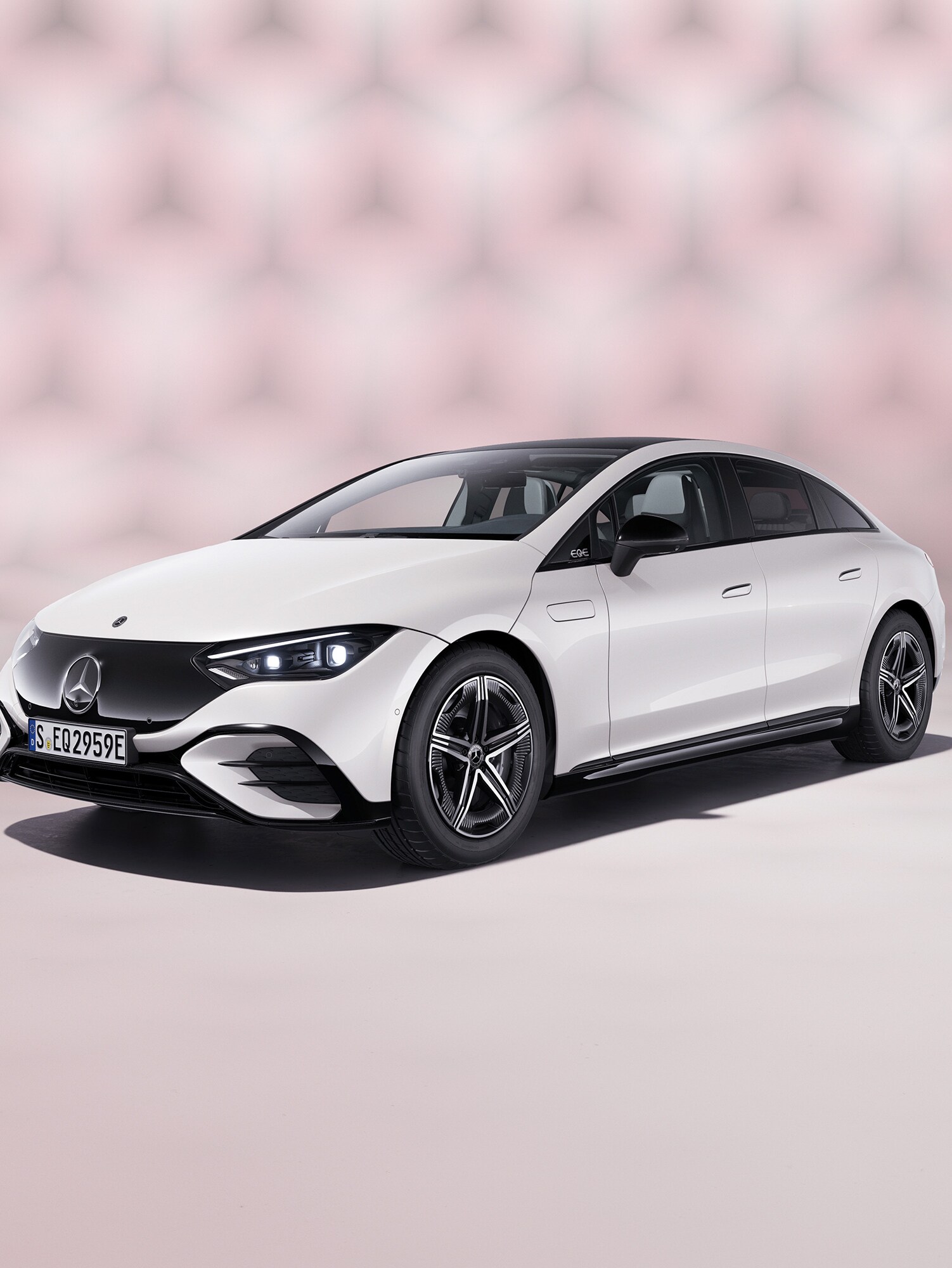 Hvid EQE 350+ Sedan AMG Edition set skråt forfra
