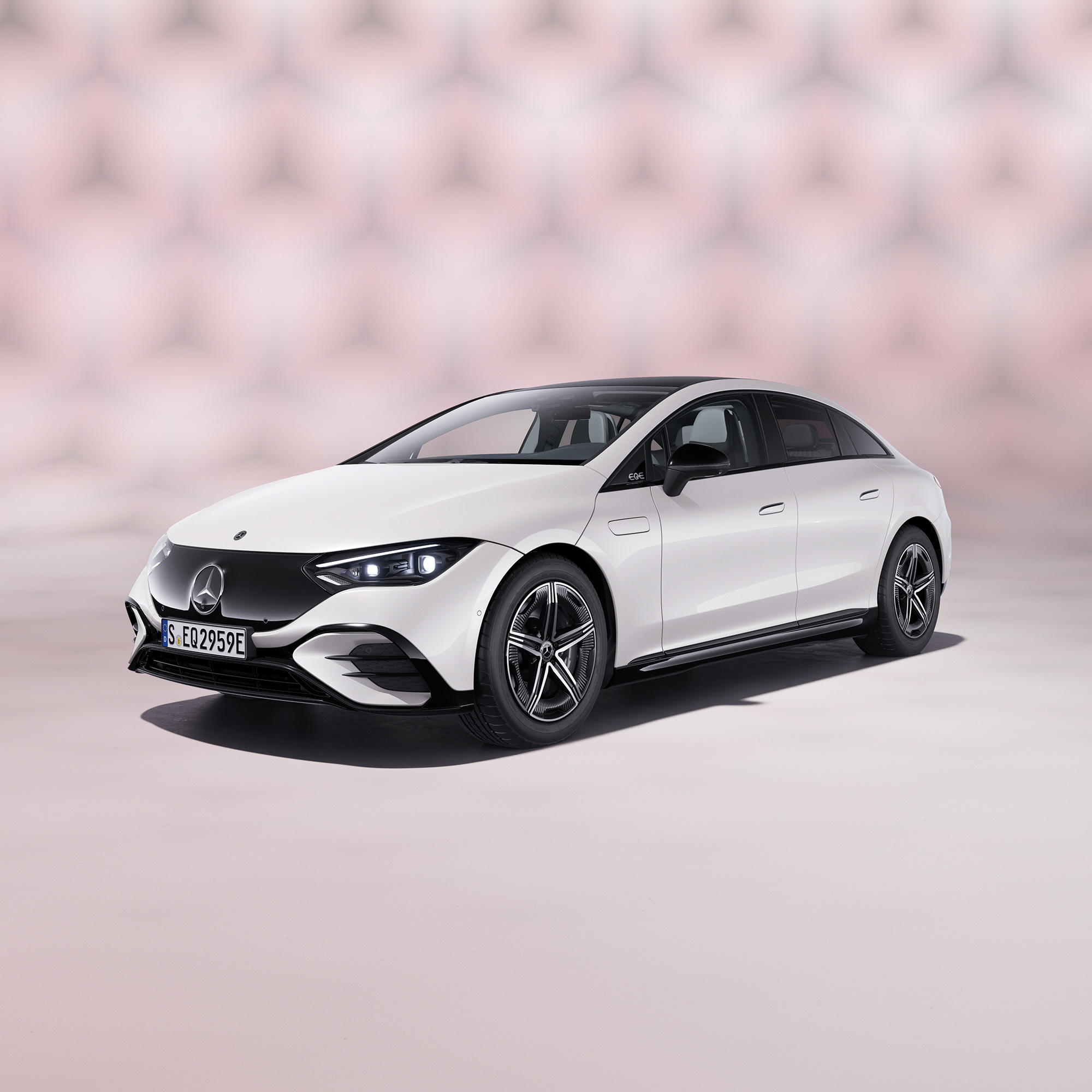 EQE 350+ Sedan AMG Edition | PrivatLeasing | Mercedes-Benz Finans Hvid EQE 350+ Sedan AMG Edition set skråt forfra