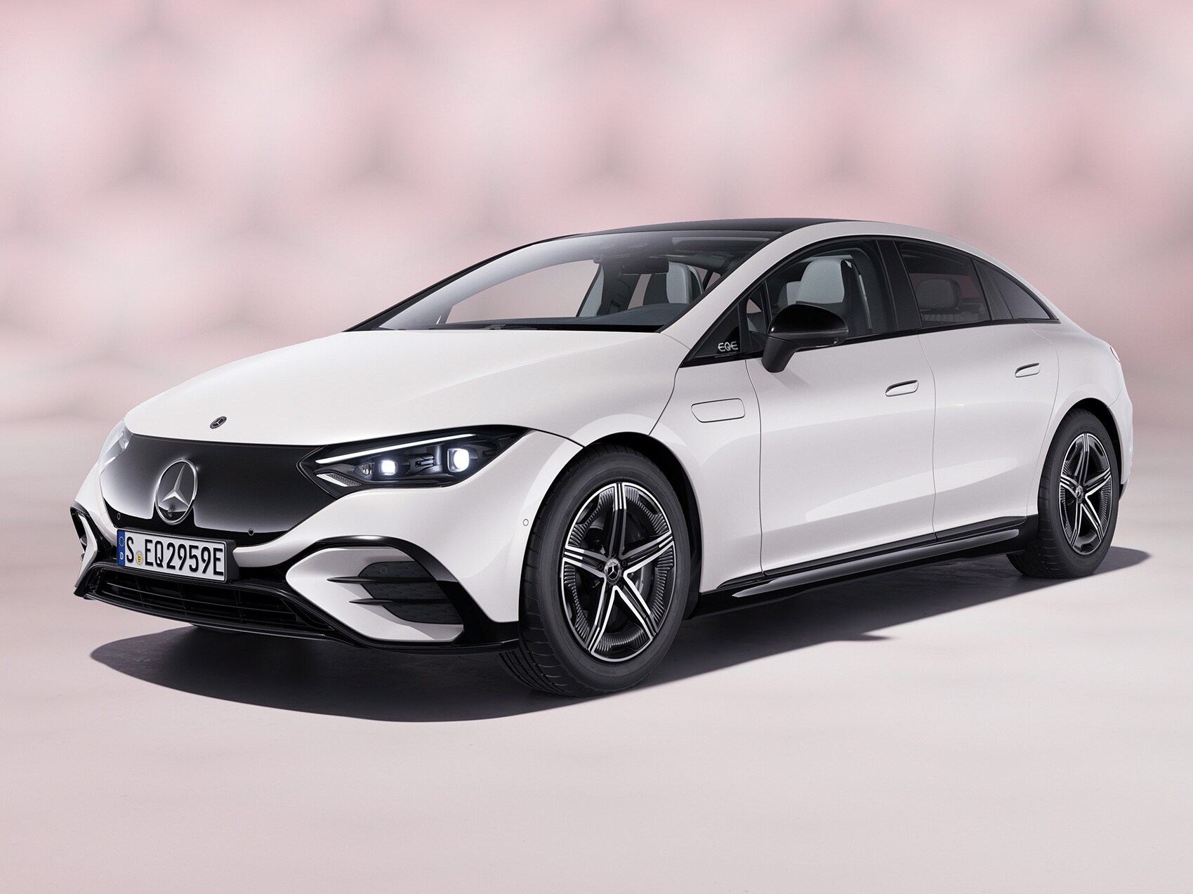 Hvid EQE 350+ Sedan AMG Edition set skråt forfra