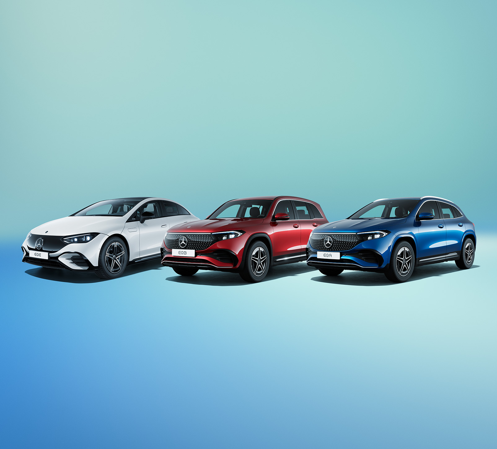 Erhvervsleasing af Mercedes-Benz elbil | Mercedes-Benz Finans Mercedes-Benz EQA, EQB og EQE parkeret side om side