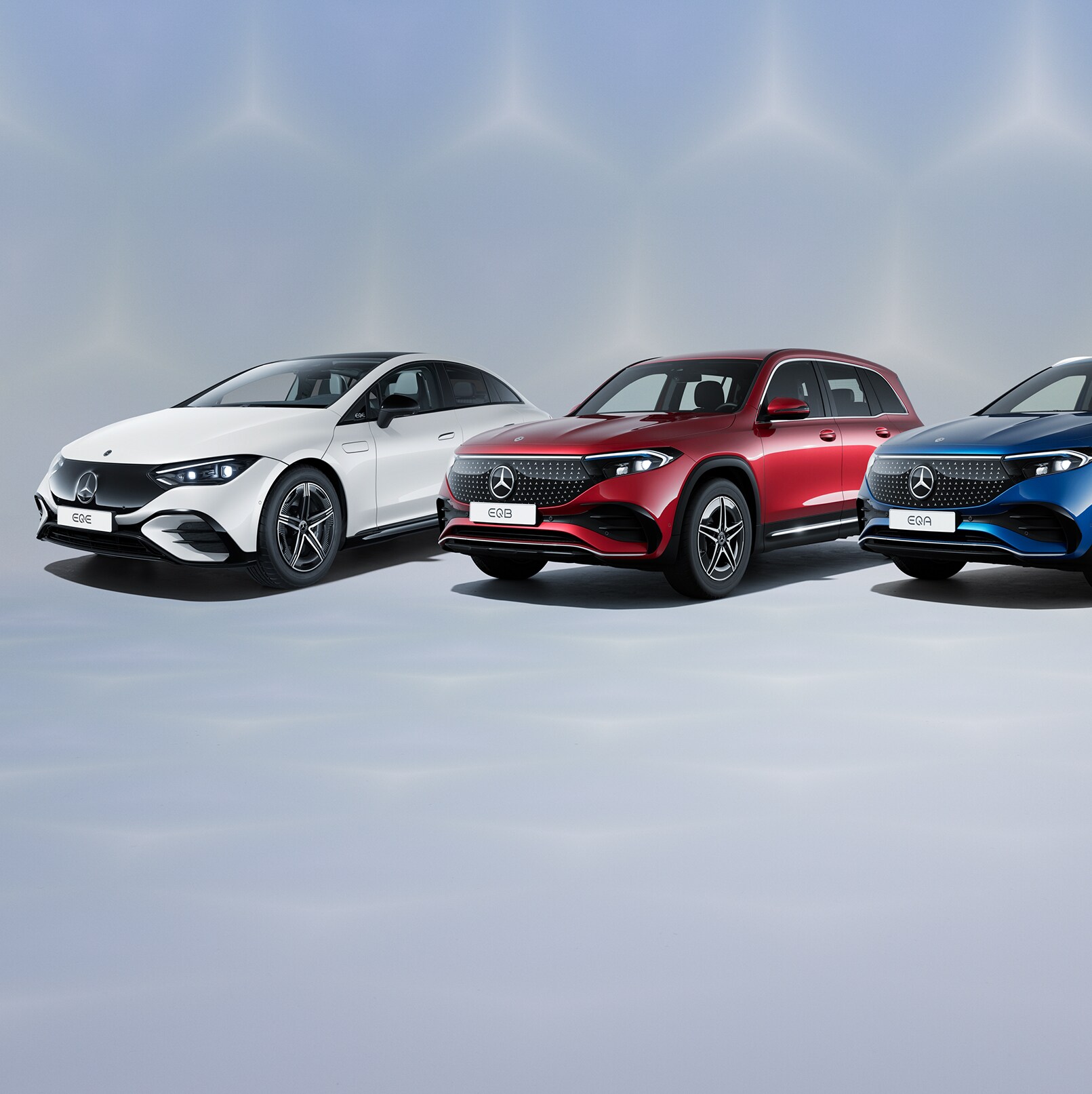 Mercedes-Benz EQE, EQA og EQB på en farvechangerende, blå baggrund