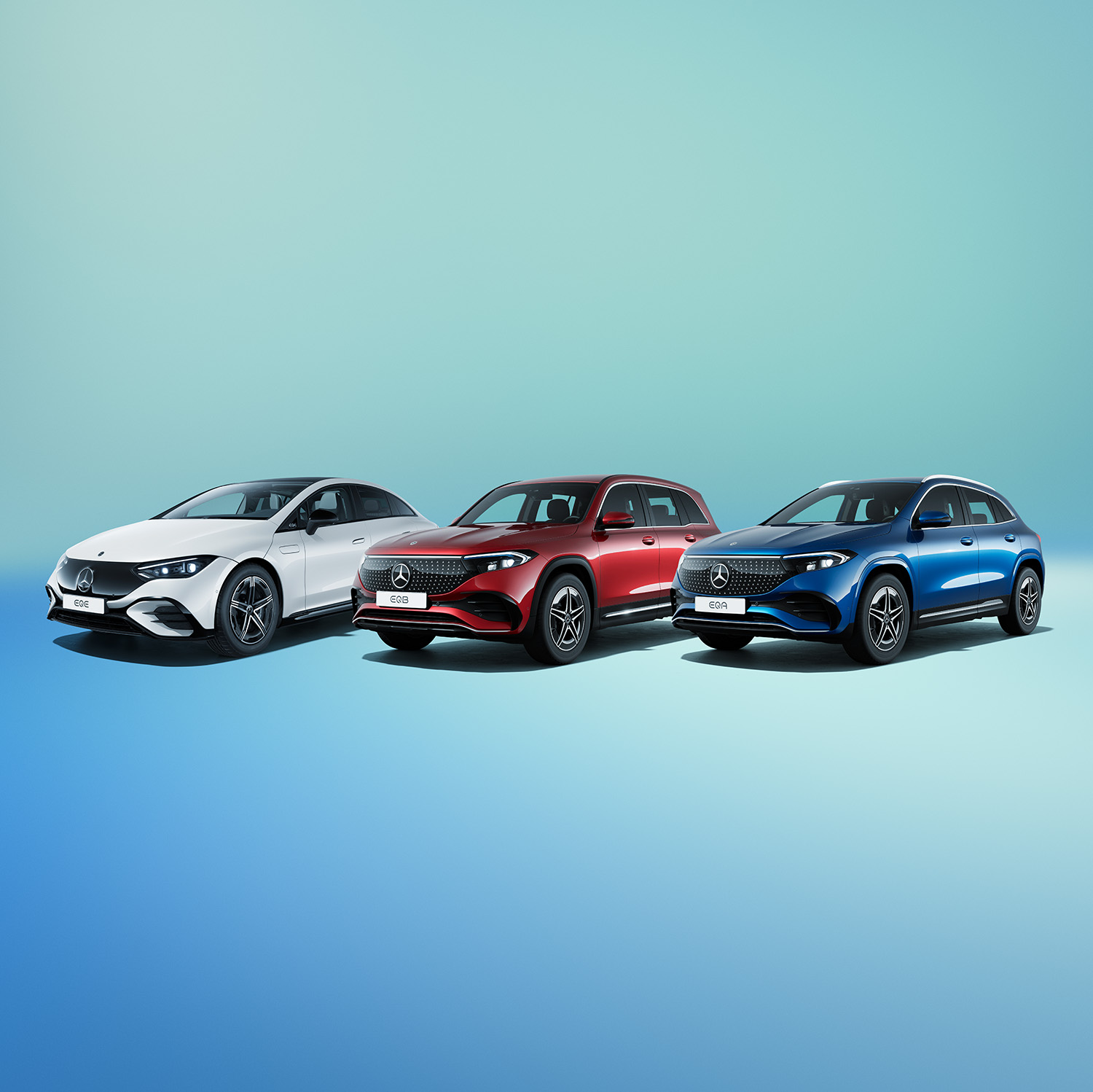 Erhvervsleasing af elbil | Mercedes-Benz Mercedes-Benz EQE Sedan, EQB og EQA side om side på farverig baggrund