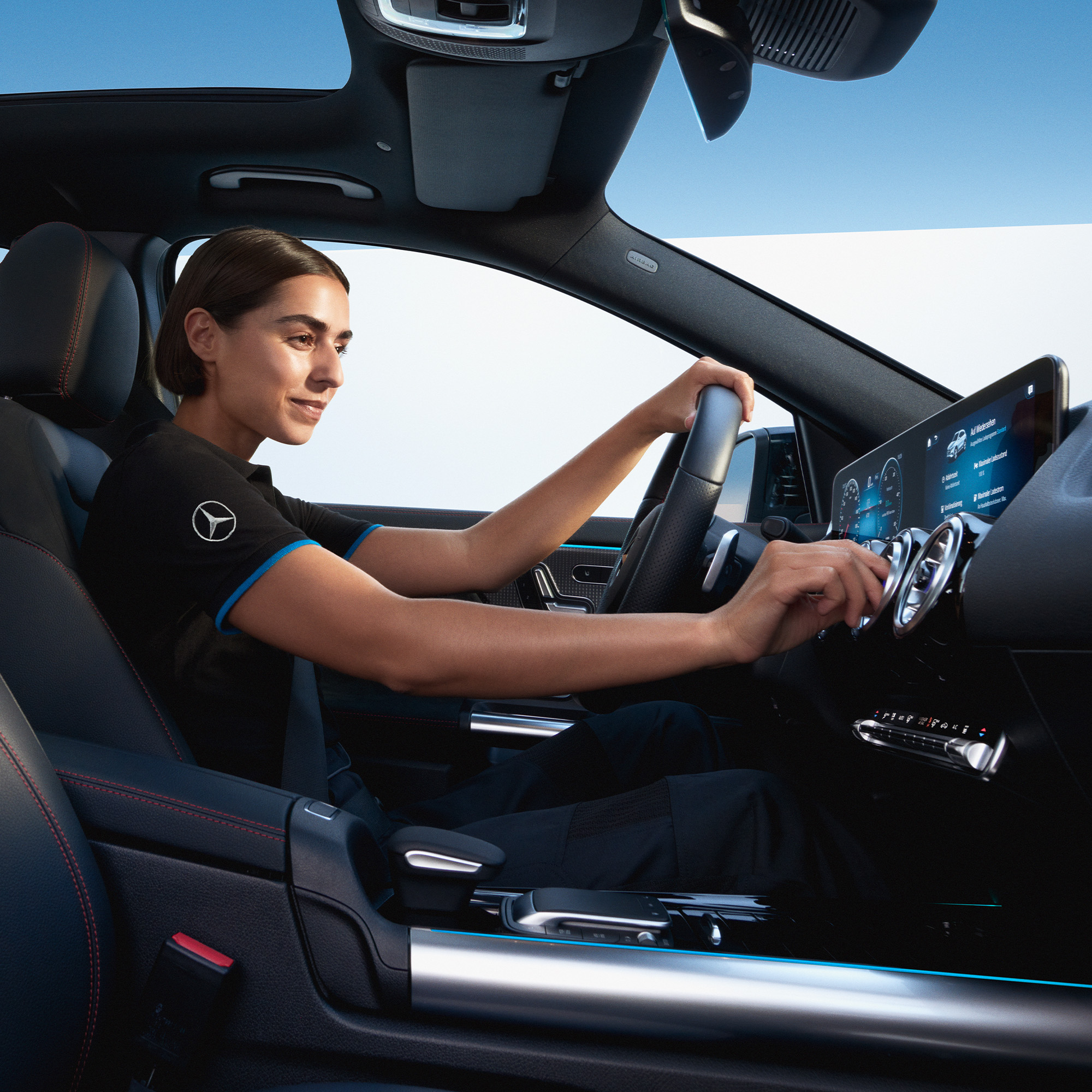 Få hele din bils historie | Servicecheck | Mercedes-Benz Mercedes-Benz servicemedarbejder tester bilens funktioner