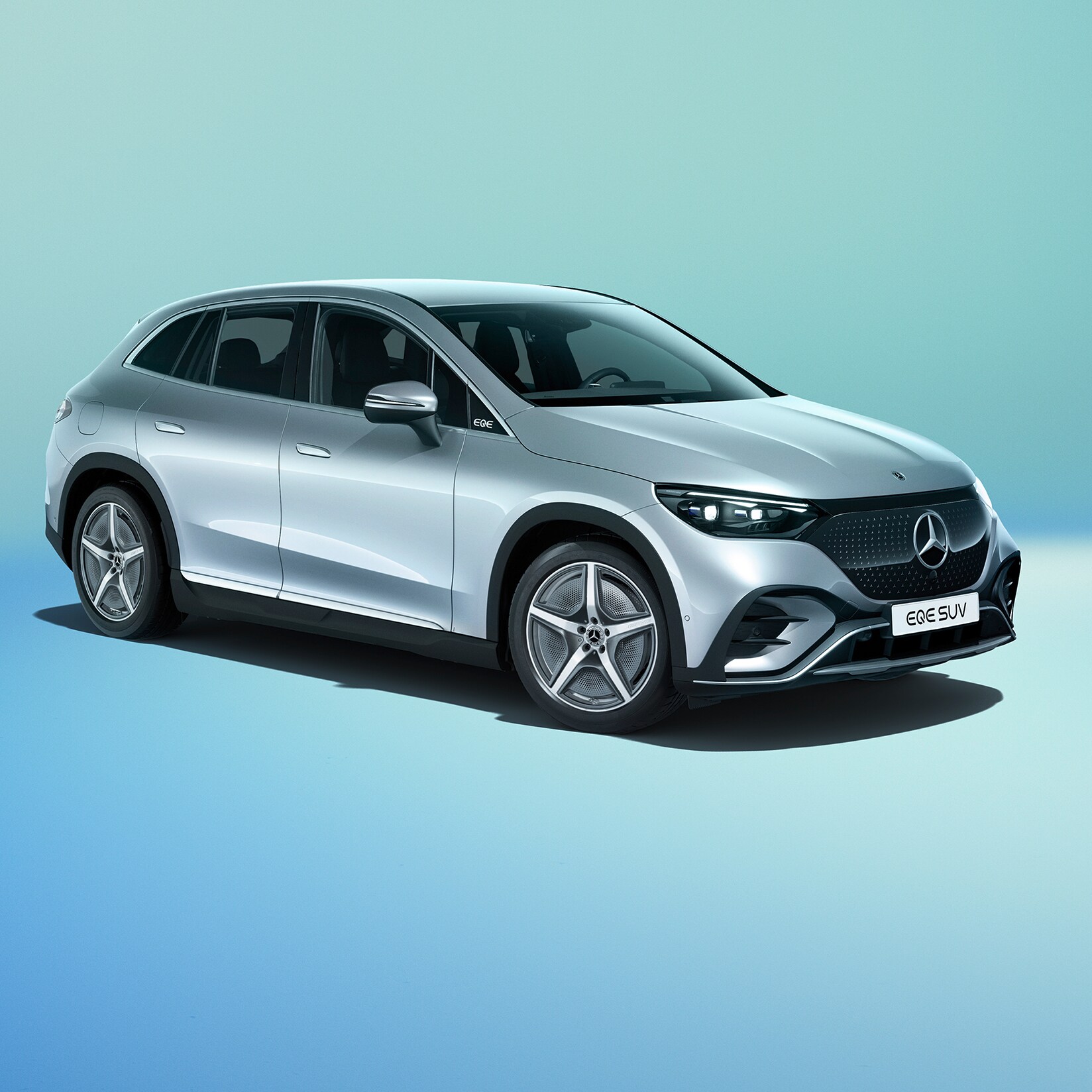 Mercedes-Benz EQE SUV på en turkisgrøn baggrund