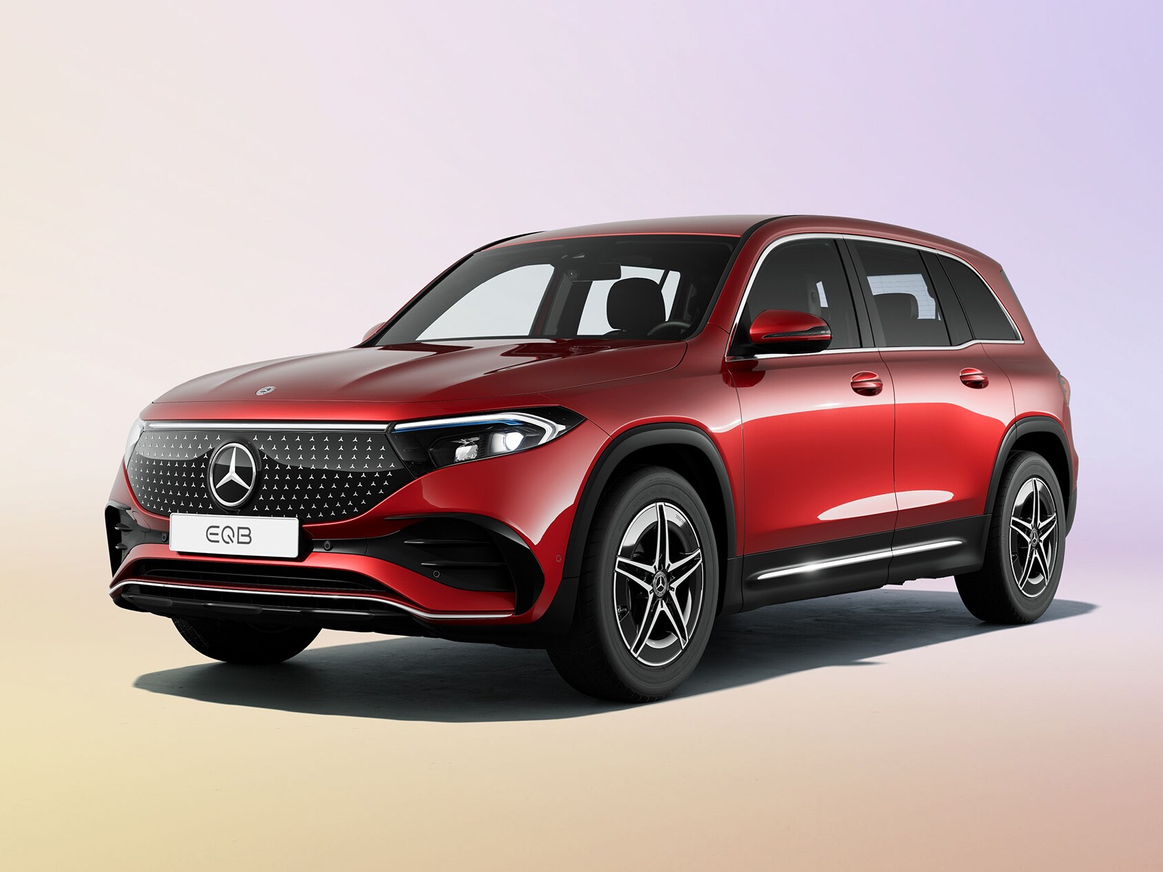 Rød EQB 250+ AMG Edition set skråt forfra