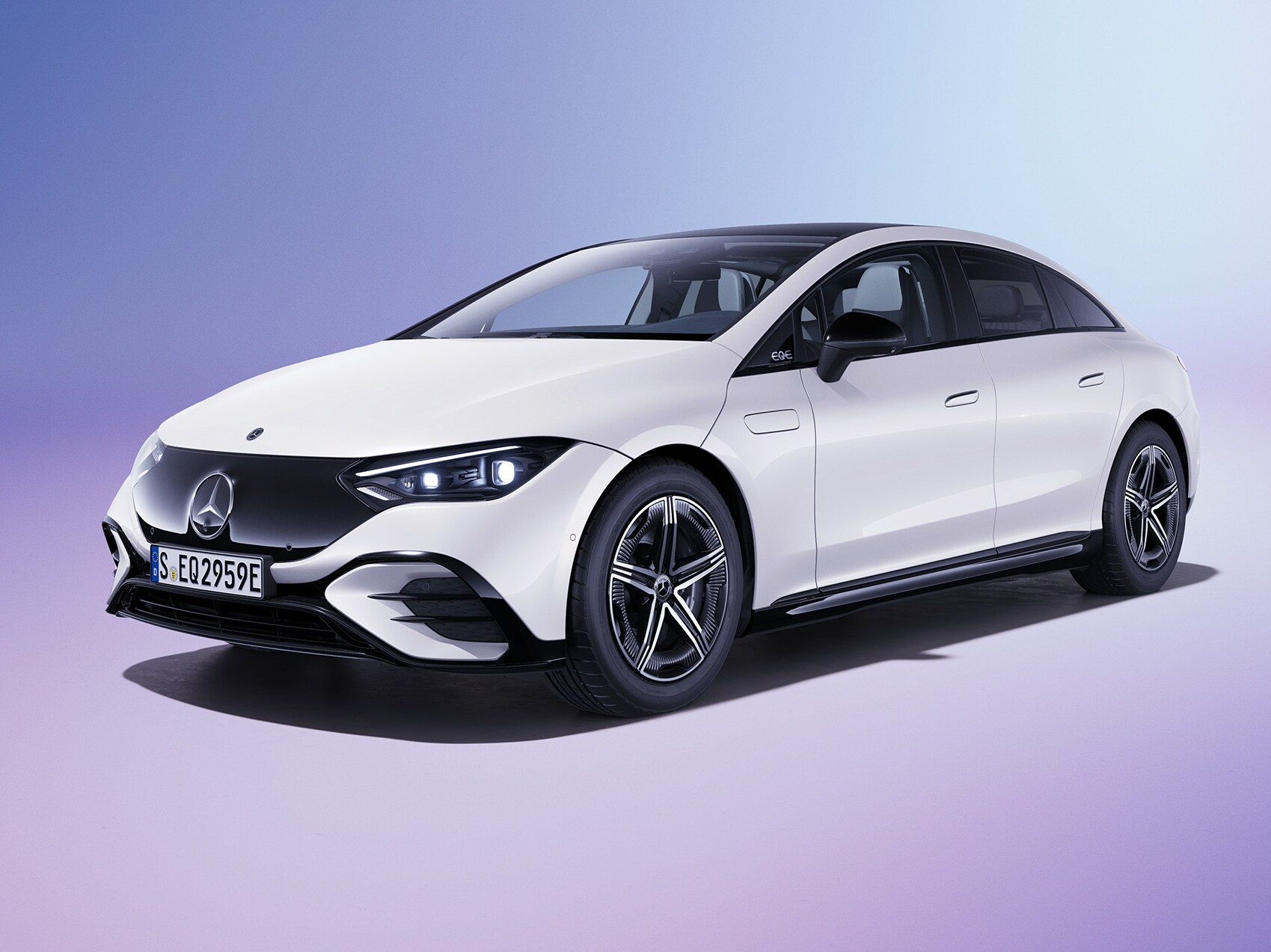 Hvid EQE 350+ Sedan AMG Edition set skråt forfra