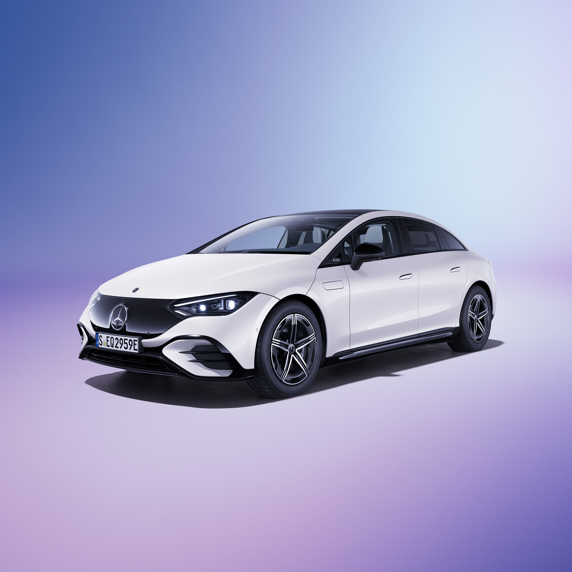 EQE 350+ Sedan AMG Edition | BusinessLeasing | Mercedes-Benz Finans Hvid EQE 350+ Sedan AMG Edition set skråt forfra