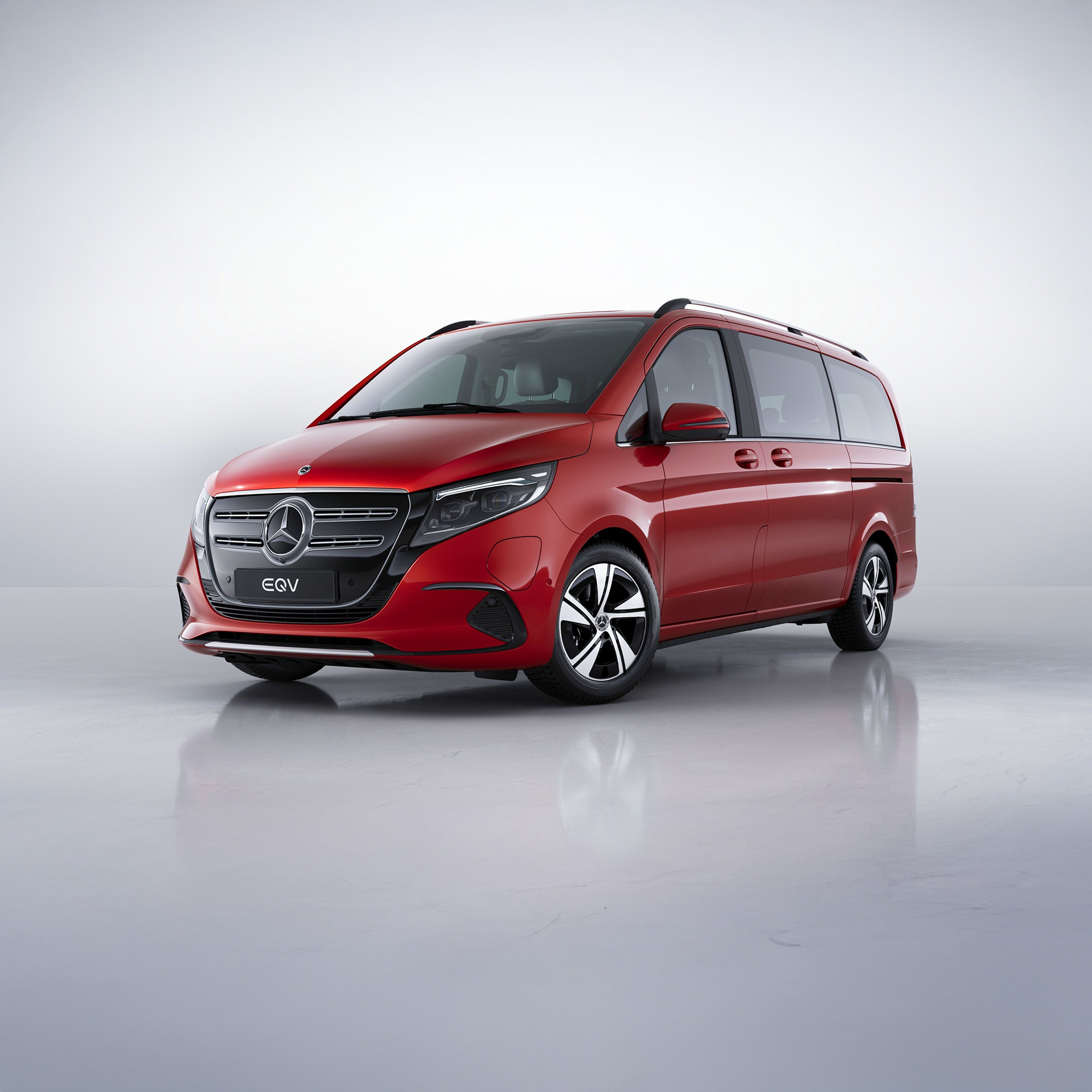 EQV 300 AVANTGARDE | PrivatLeasing | Mercedes-Benz Finans Rød EQV 300 AVANTGARDE set skråt forfra