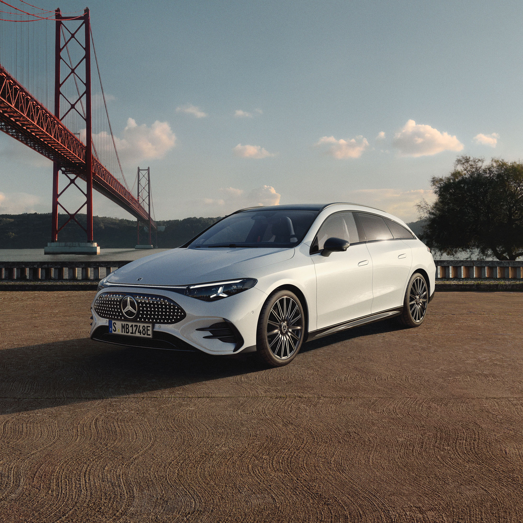 Hvid elektrisk Mercedes-Benz CLA Shooting Brake med bro i baggrunden