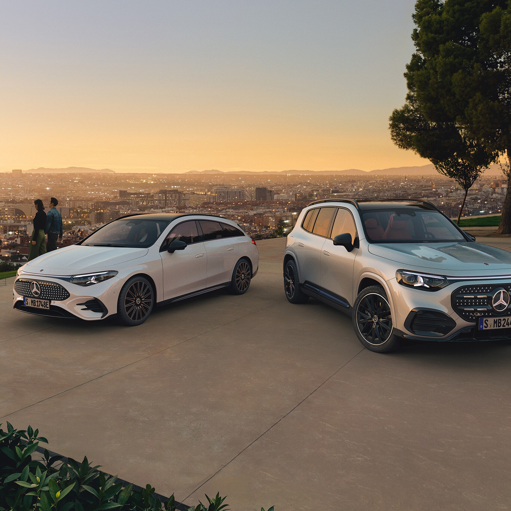 De nye elektriske GLB & CLA Shooting Brake med kig ud over storby i baggrunden