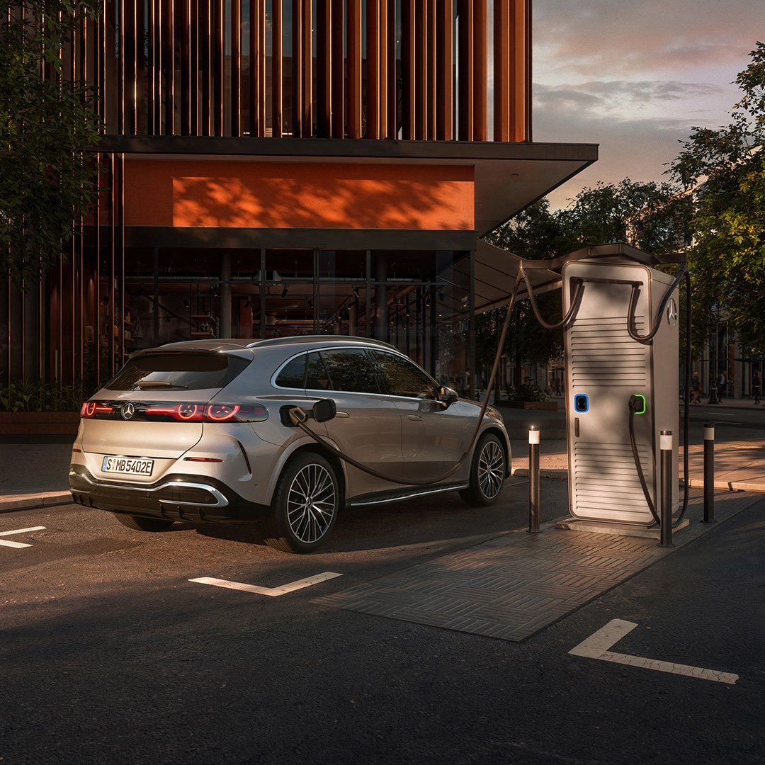 Danmarks første Mercedes-Benz Charging Hub | Gratis opladning Mercedes-Benz elbil tilsluttet ladestander