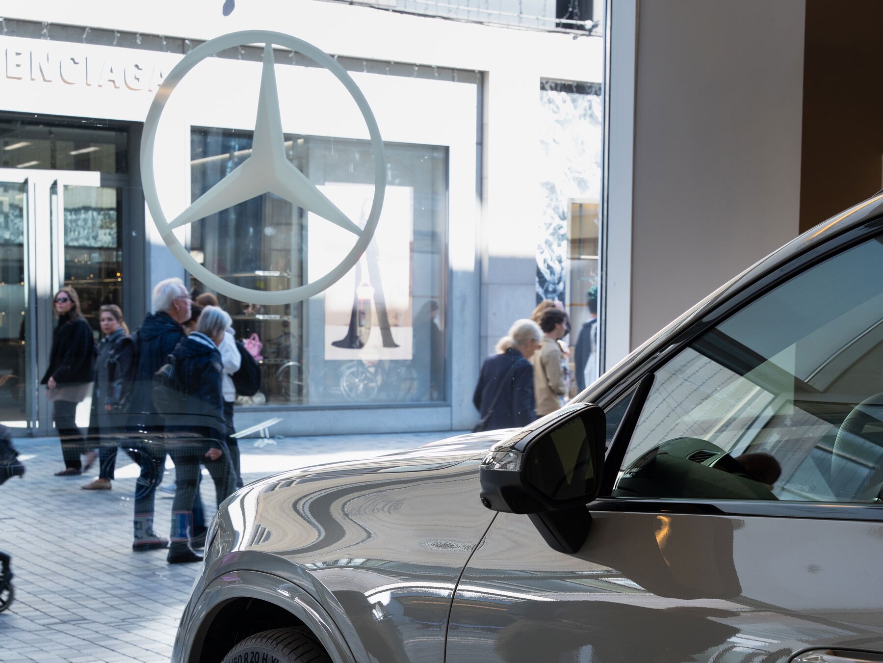 Kig ud på Købmagergade med en Mercedes-Benz GLC i forgrunden