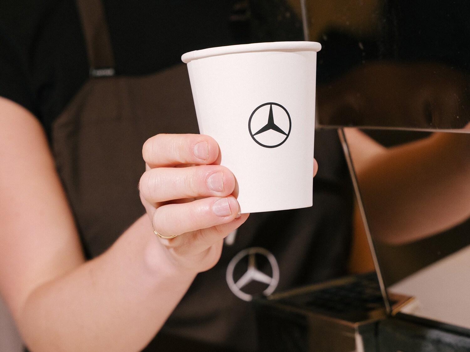 Barista serverer en god kop Prolog kaffe i Mercedes-Benz Studio Copenhagen