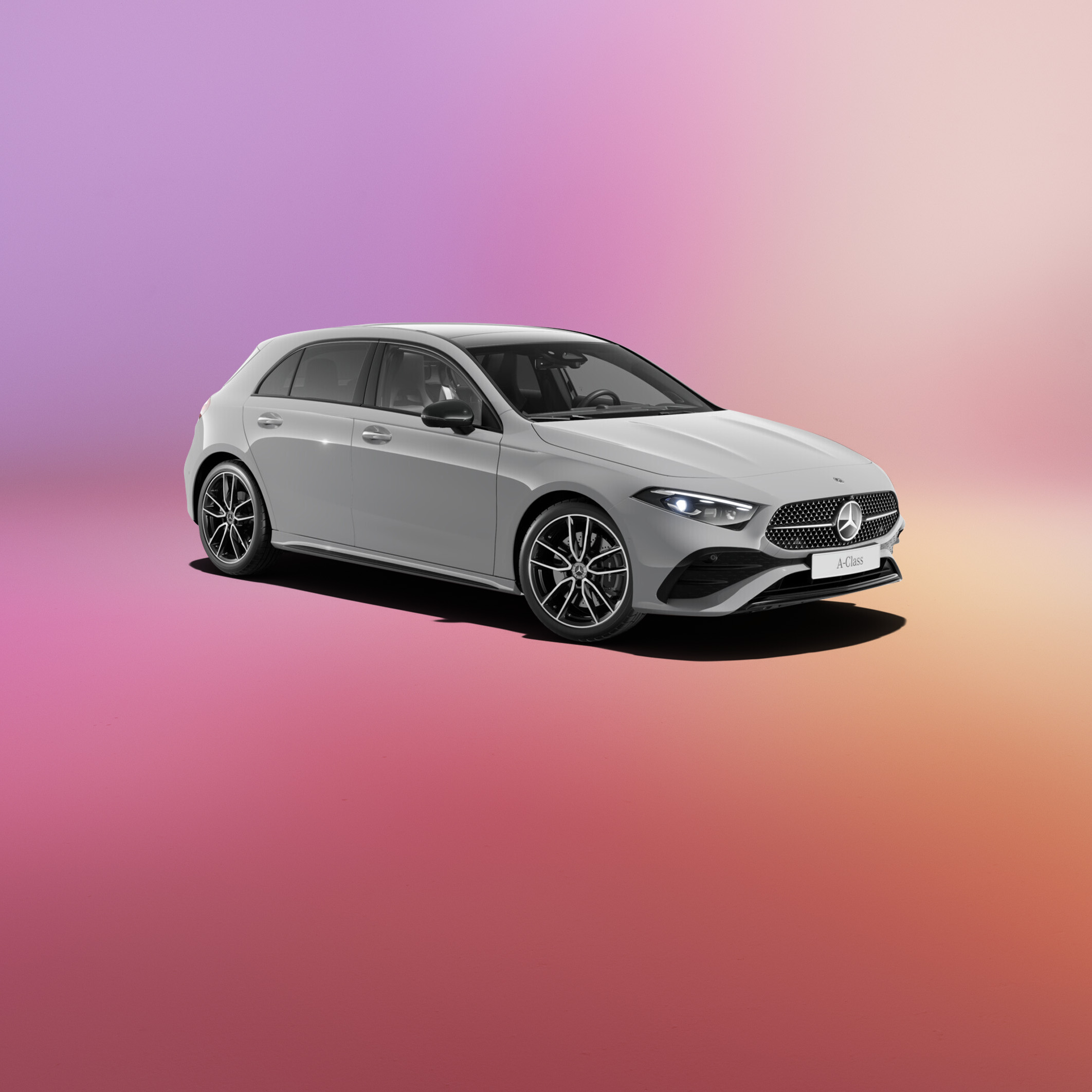 A 200 AMG Night Edition | PrivatLeasing | Mercedes-Benz Finans Sølvfarvet A-Klasse på lilla baggrund set skråt forfra