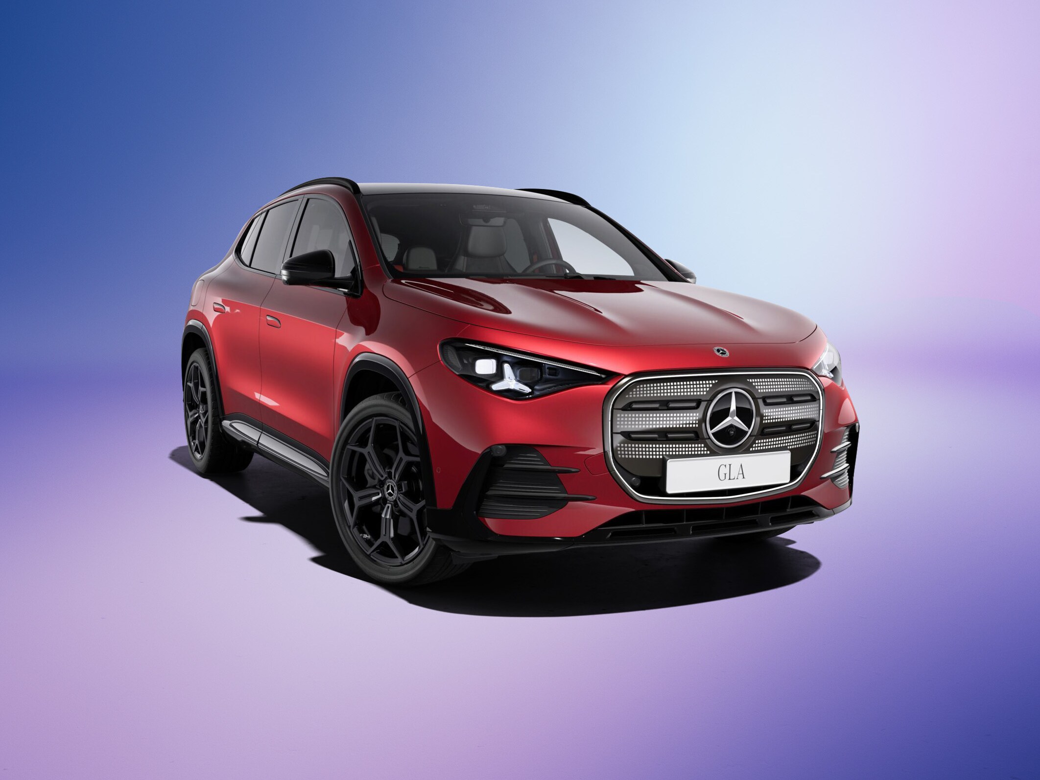 Rød elektrisk Mercedes-Benz GLA electric set skråt forfra