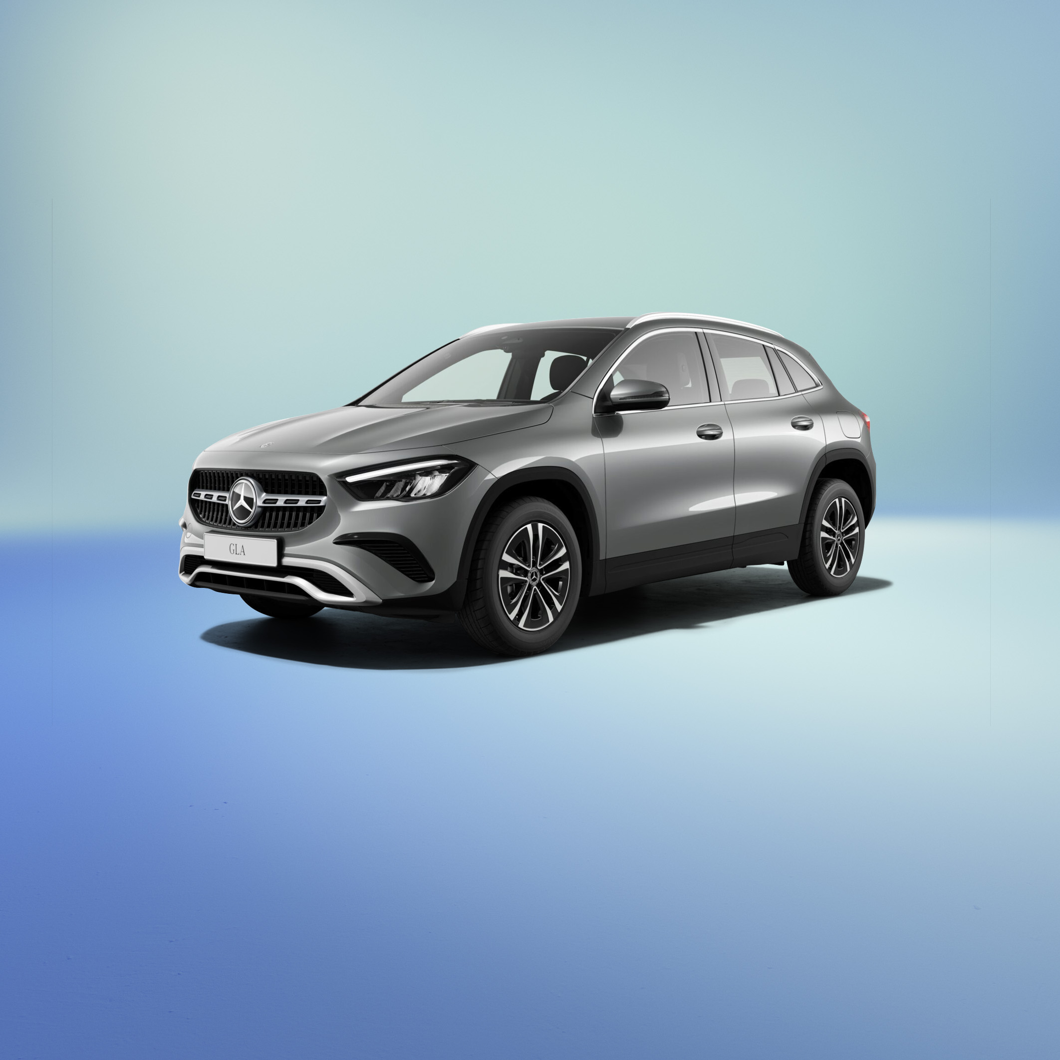 GLA 200 Progressive Advance | PrivatLeasing | Mercedes-Benz Finans Sølvfarvet GLA på blå baggrund set skråt forfra