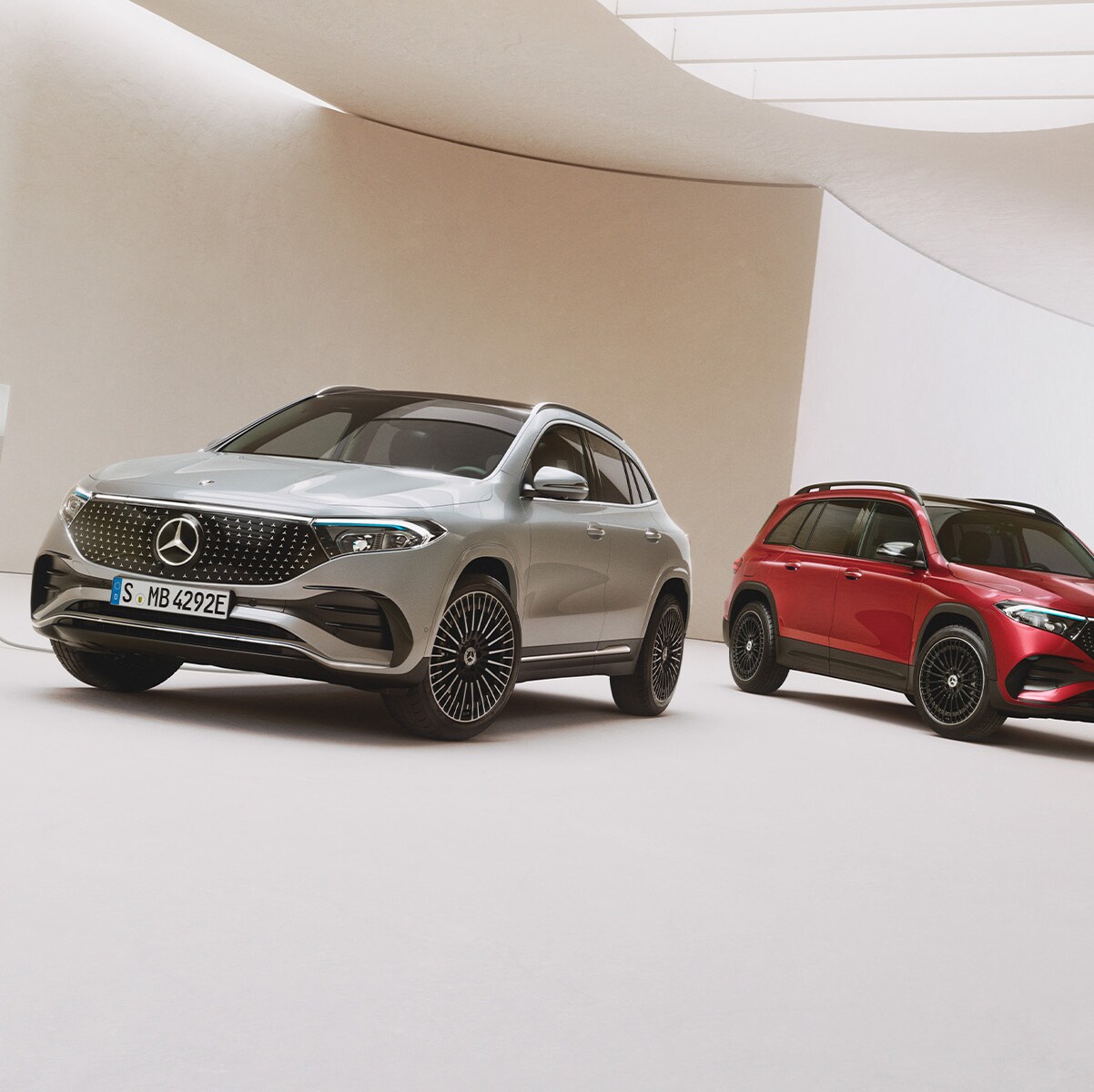 To elektriske Mercedes-Benz modeller i fotostudie