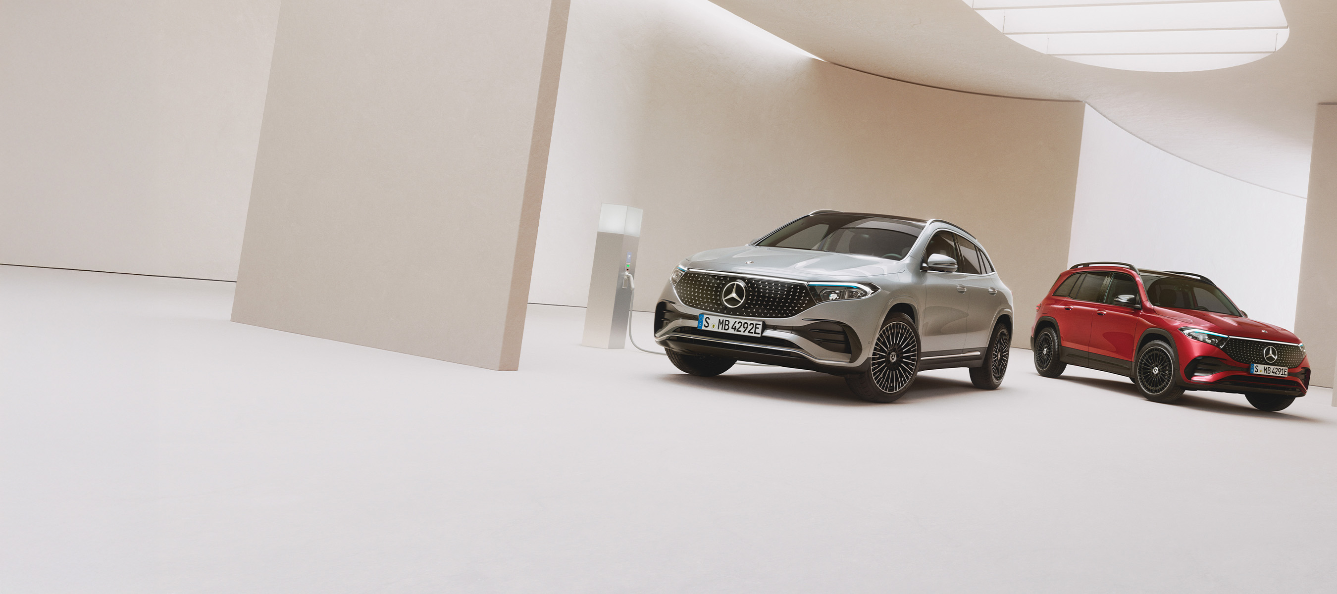 To elektriske Mercedes-Benz modeller i fotostudie