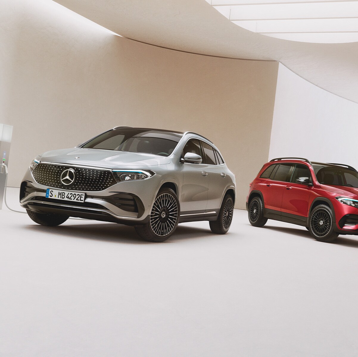 To elektriske Mercedes-Benz modeller i fotostudie