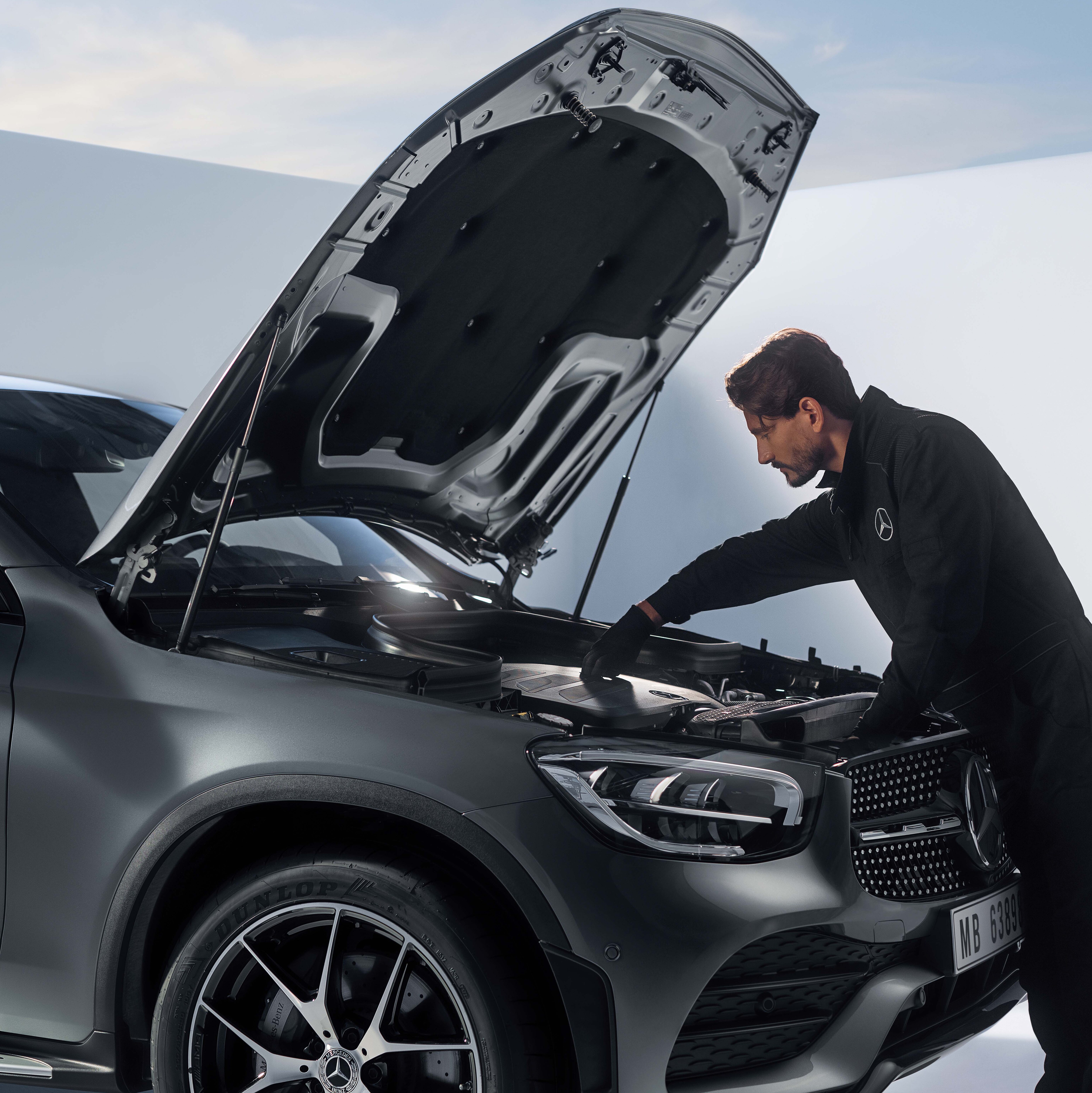 Mercedes-Benz mekaniker udfører servicecheck på elektrisk bil.