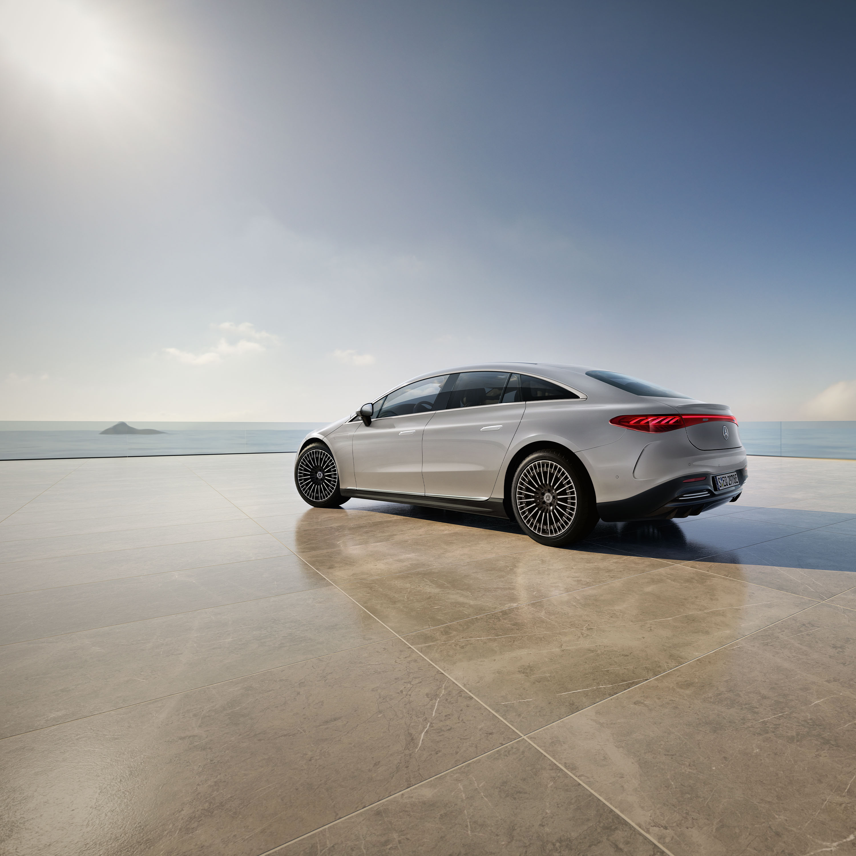 Battericertifikat | EQS | Mercedes-Benz Hvid EQS Sedan fra Mercedes-Benz holder med udkig til vand.
