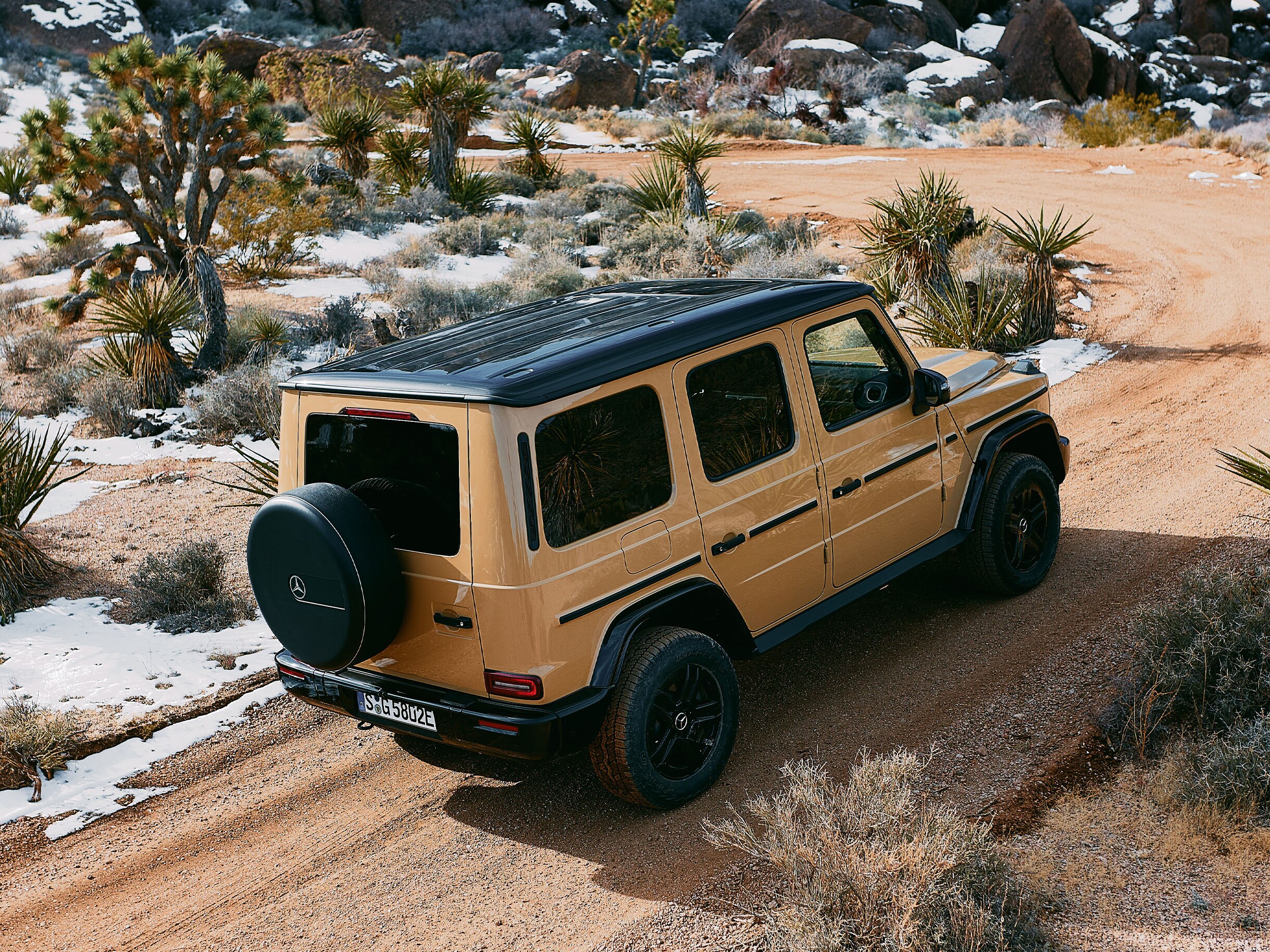 Elektrisk G-Klasse 580 fra Mercedes-Benz kører i blandt vild natur.