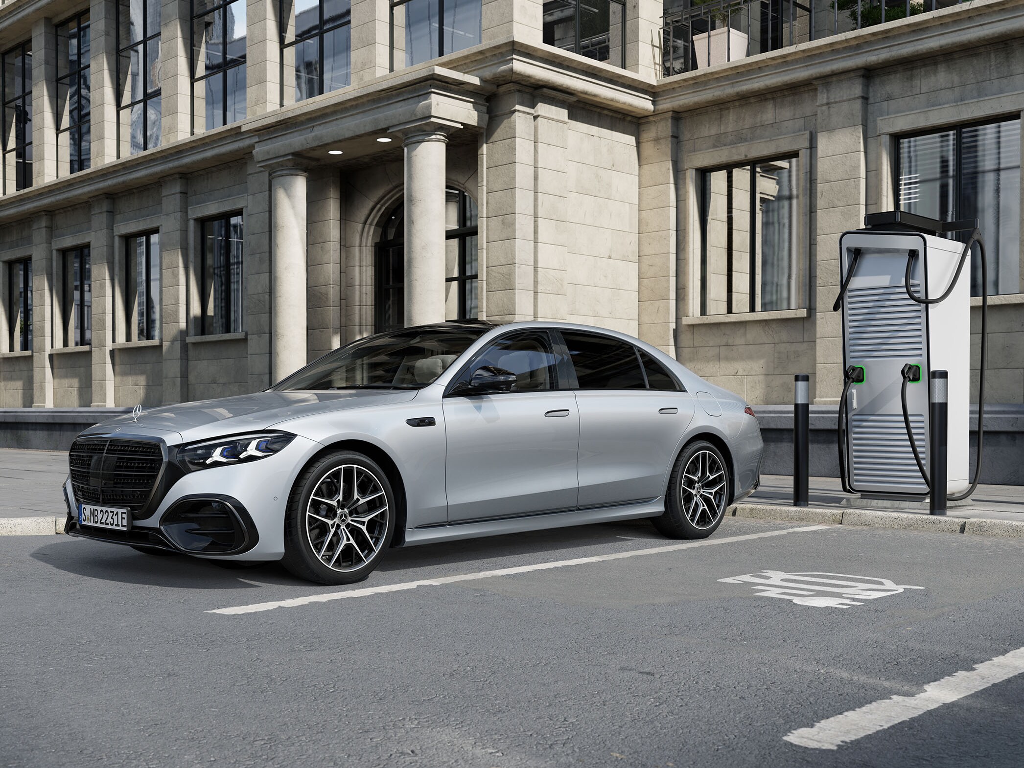 Mercedes-Benz plug-in hybridmodel oplader ved ladestander i en storby.