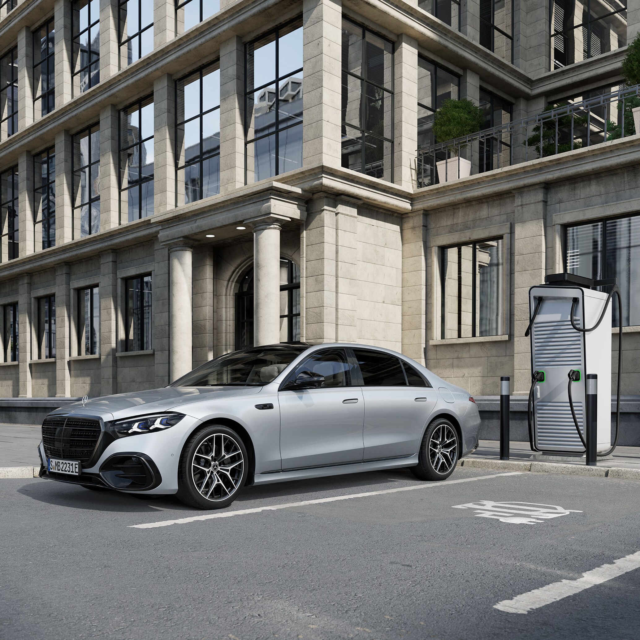 Mercedes-Benz plug-in hybridmodel oplader ved ladestander i en storby.