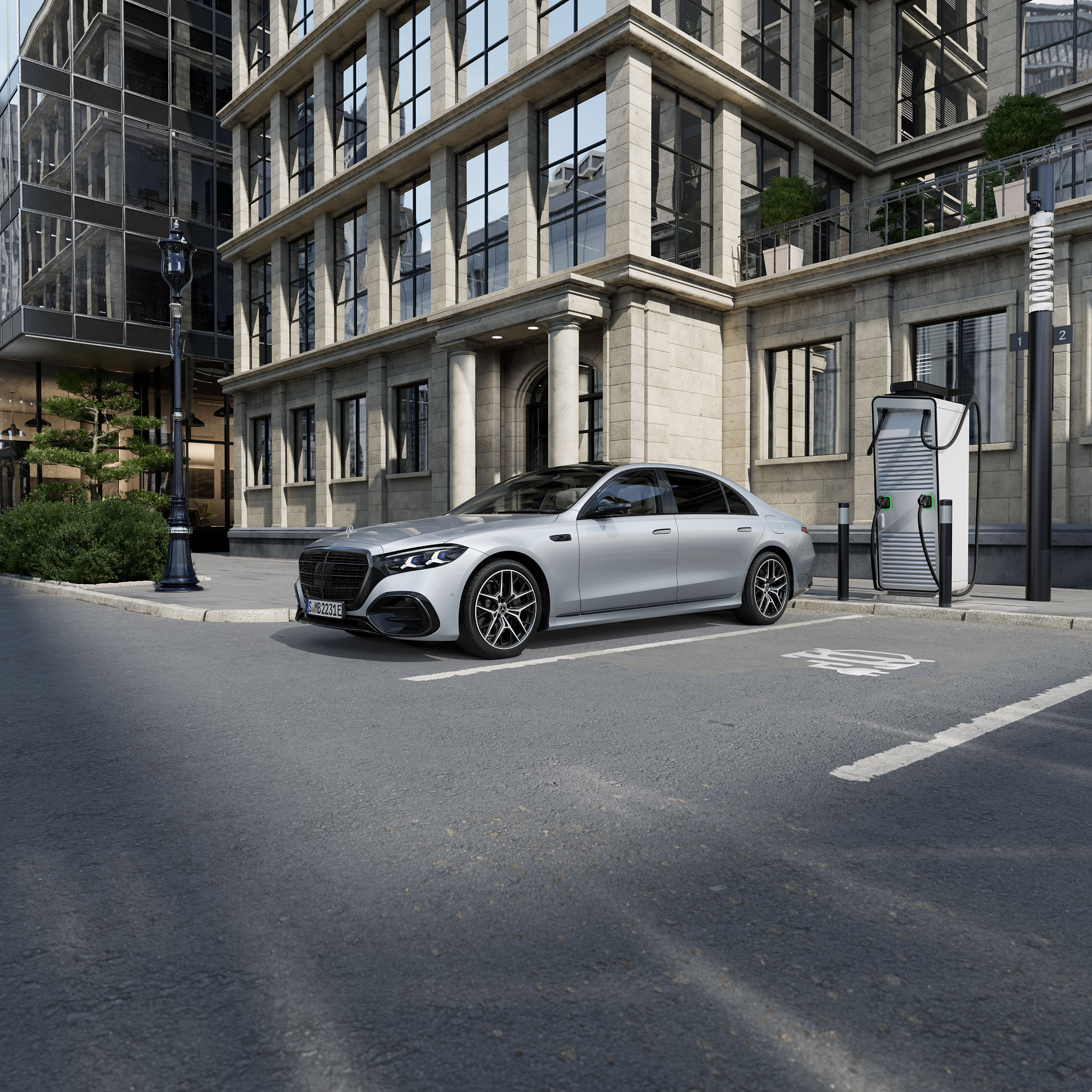 Battericertifikat | PHEV – Plug-in hybrid | Mercedes-Benz Mercedes-Benz plug-in hybridmodel oplader ved ladestander i en storby.