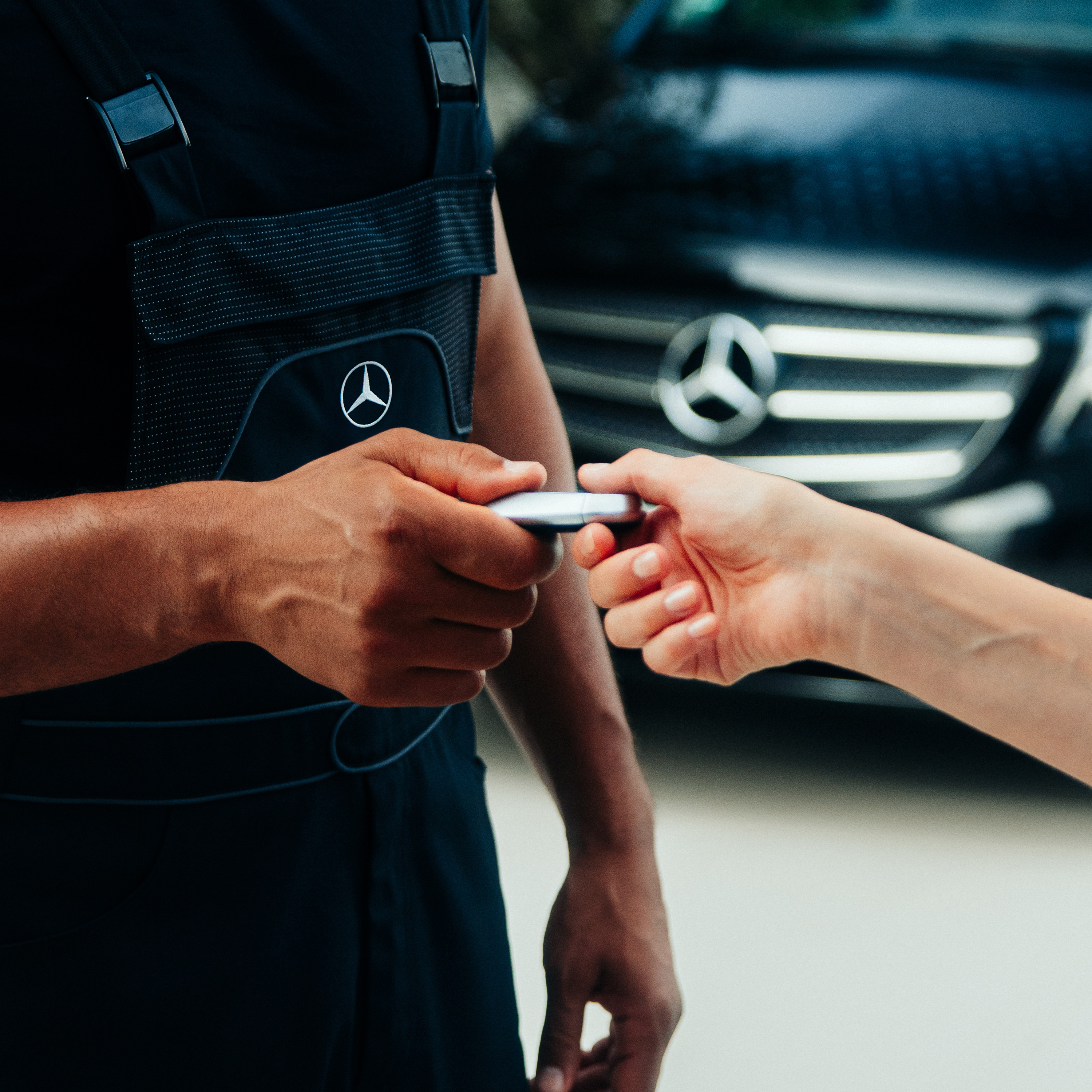 Certified | Tidligere modeller | Mercedes-Benz Mercedes-Benz medarbejder overrækker bilnøgle til ny ejer.