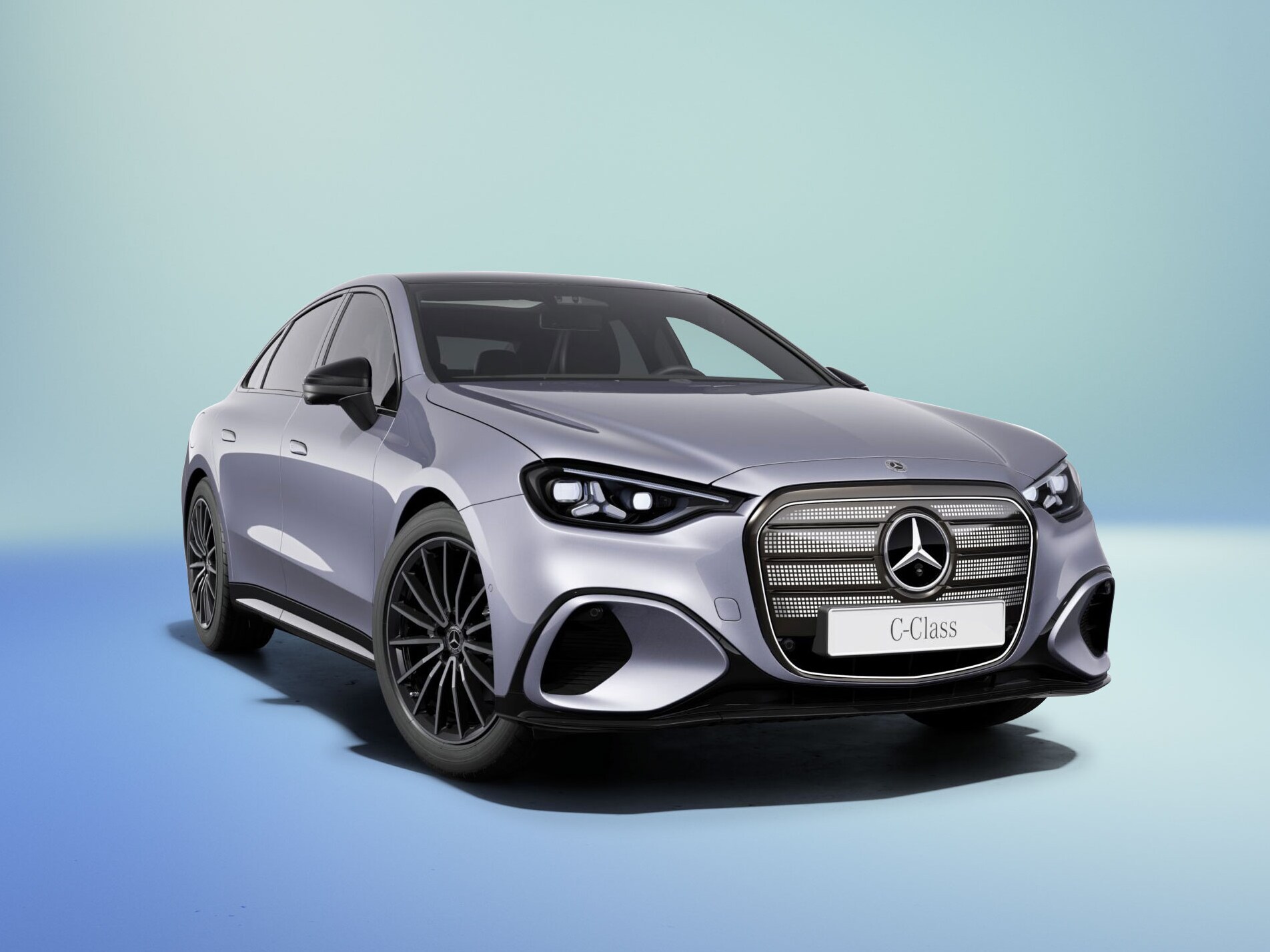 Sølvgra elektrisk Mercedes-Benz C-Klasse Sedan set skråt forfra