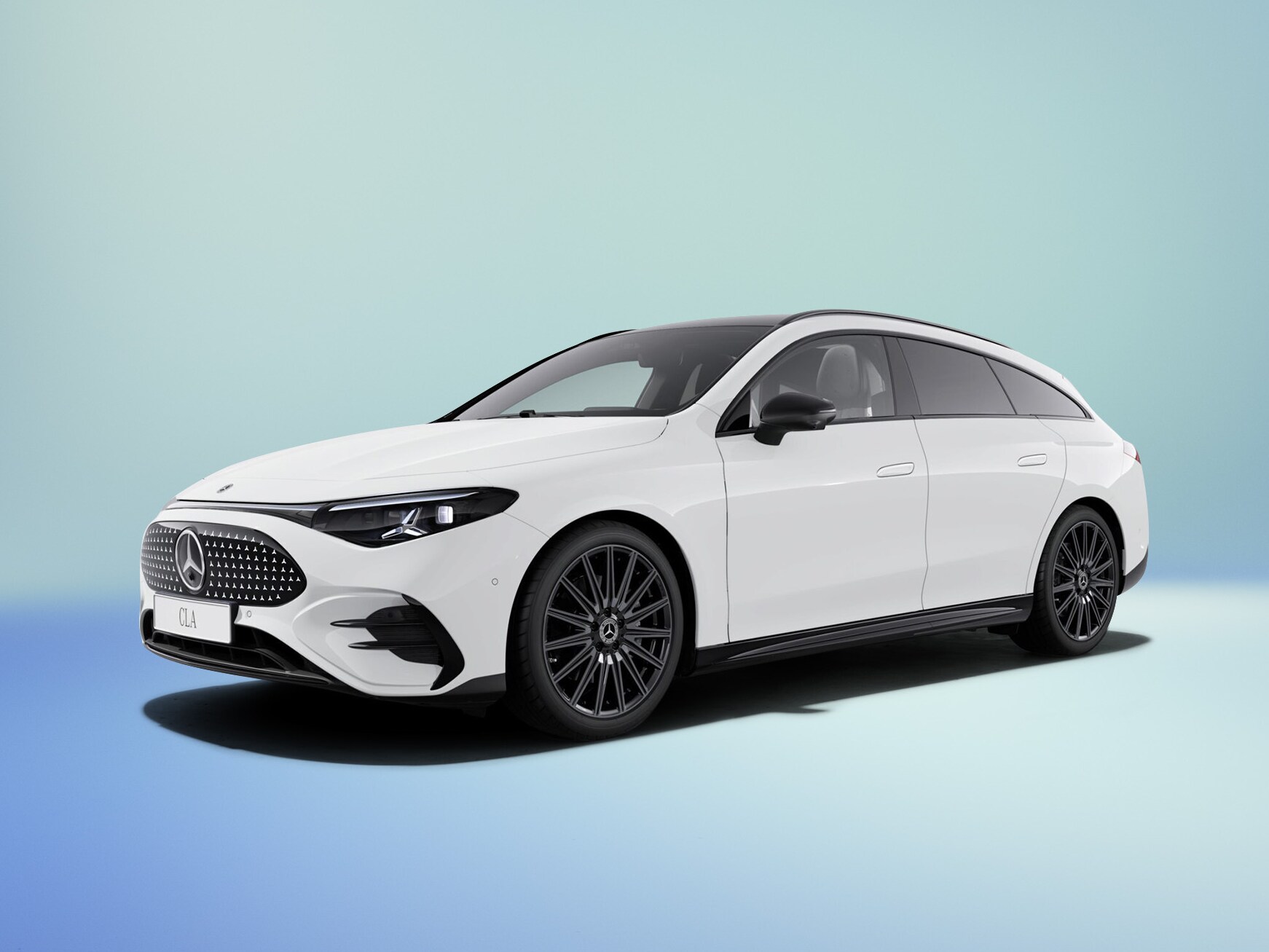 Hvid elektrisk  Mercedes-Benz CLA Shooting Brake set skråt fra siden