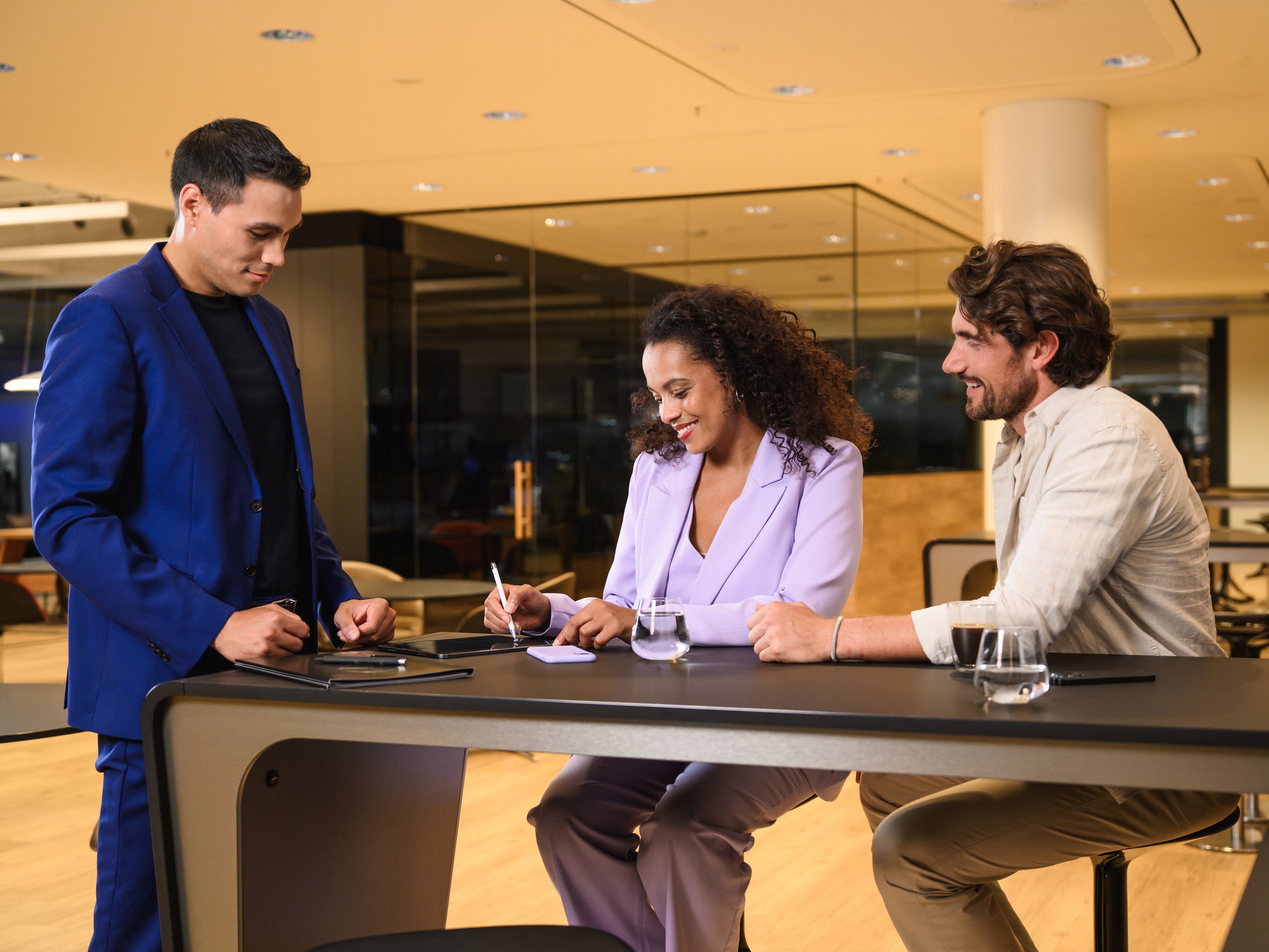 Mand og kvinde underskriver købekontrakt hos Mercedes-Benz.