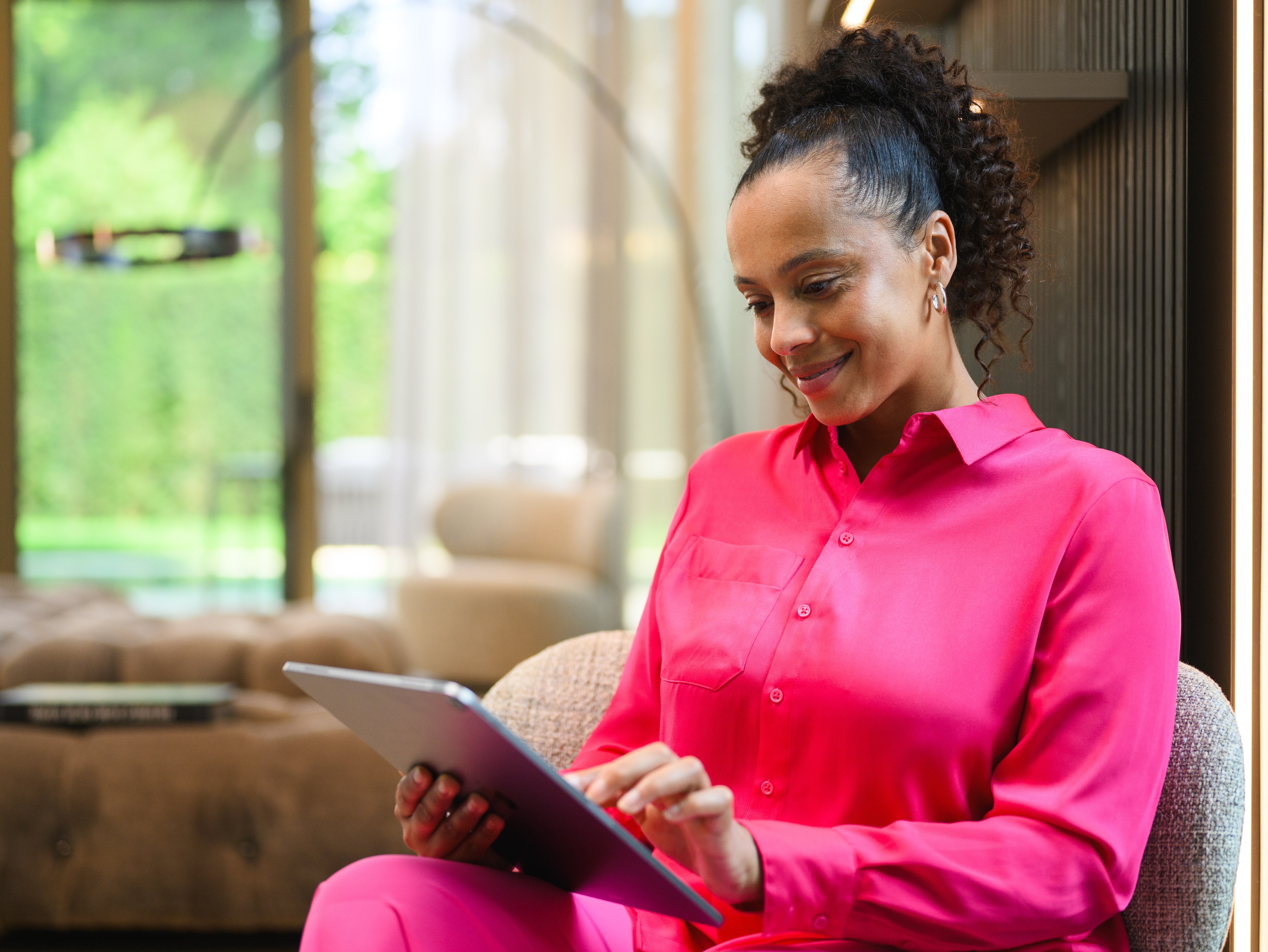 Kvinde tjekker BusinessLeasing muligheder hos Mercedes-Benz på sin tablet.