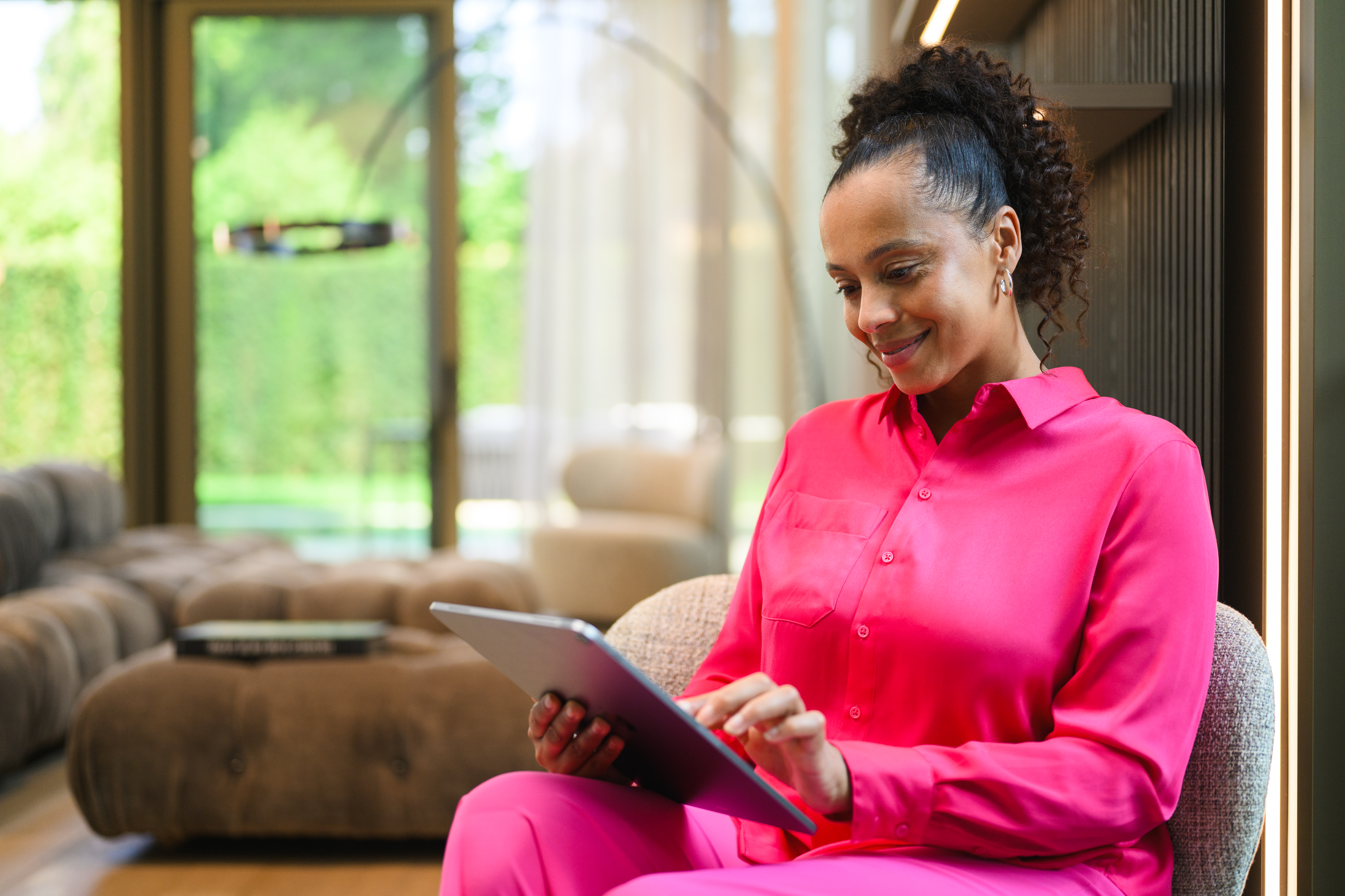 BusinessLeasing | Leasing og finansiering | Mercedes-Benz Kvinde tjekker BusinessLeasing muligheder hos Mercedes-Benz på sin tablet.