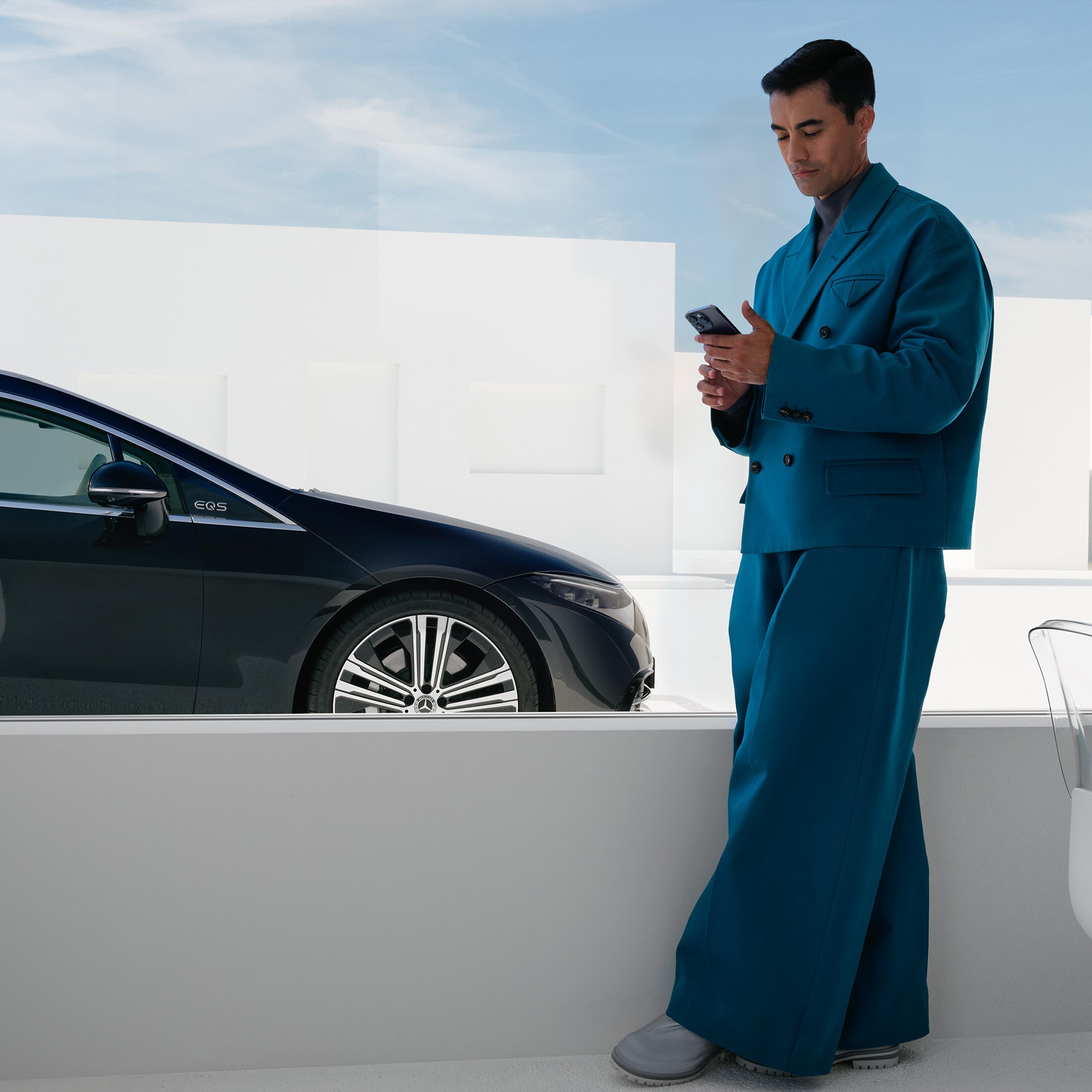 Mand bestiller servicecheck af sin Mercedes-Benz på sin smartphone