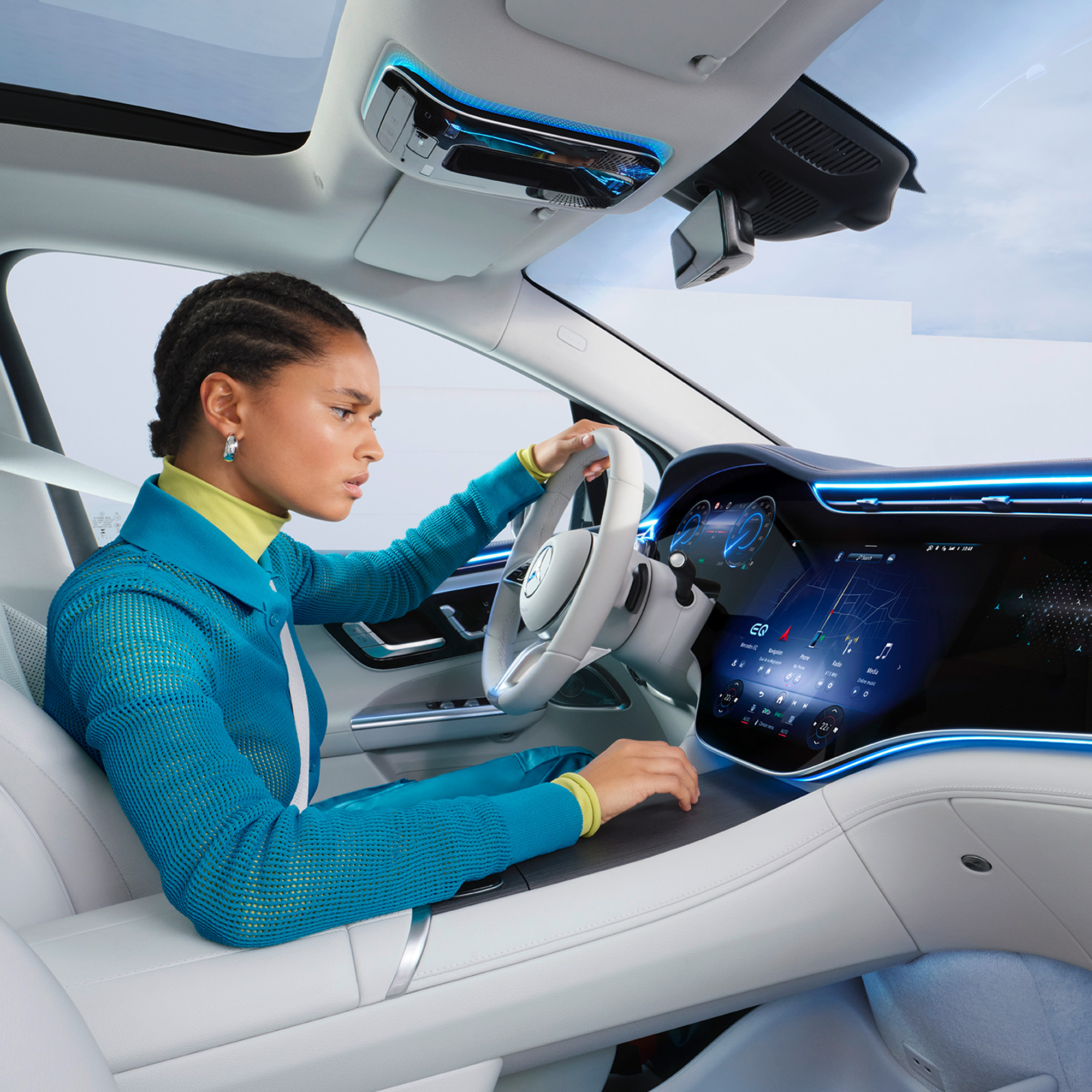 Serviceeftersyn | Mercedes-Benz Kvinde anvender multimediedisplayet i sin Mercedes-Benz.