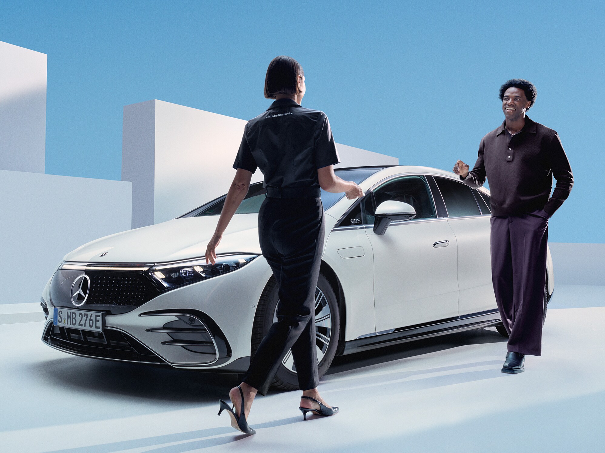 Mand henter sin Mercedes-Benz bil efter endt servicecheck.